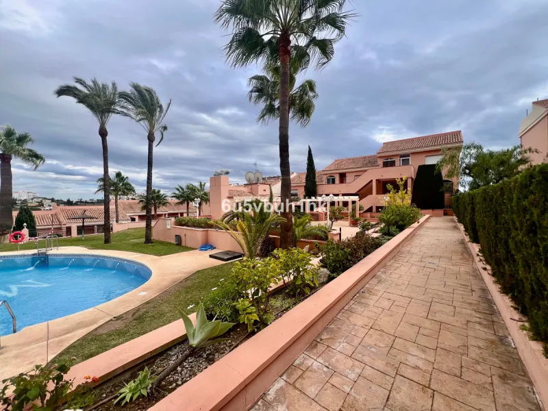 Bright apartment of 83 m² located in the exclusive Montemarina Residential Complex, within a private and peaceful gated community. The property stands out for its excellent orientation, ensuring sunlight throughout the day, and its open sea views from the
