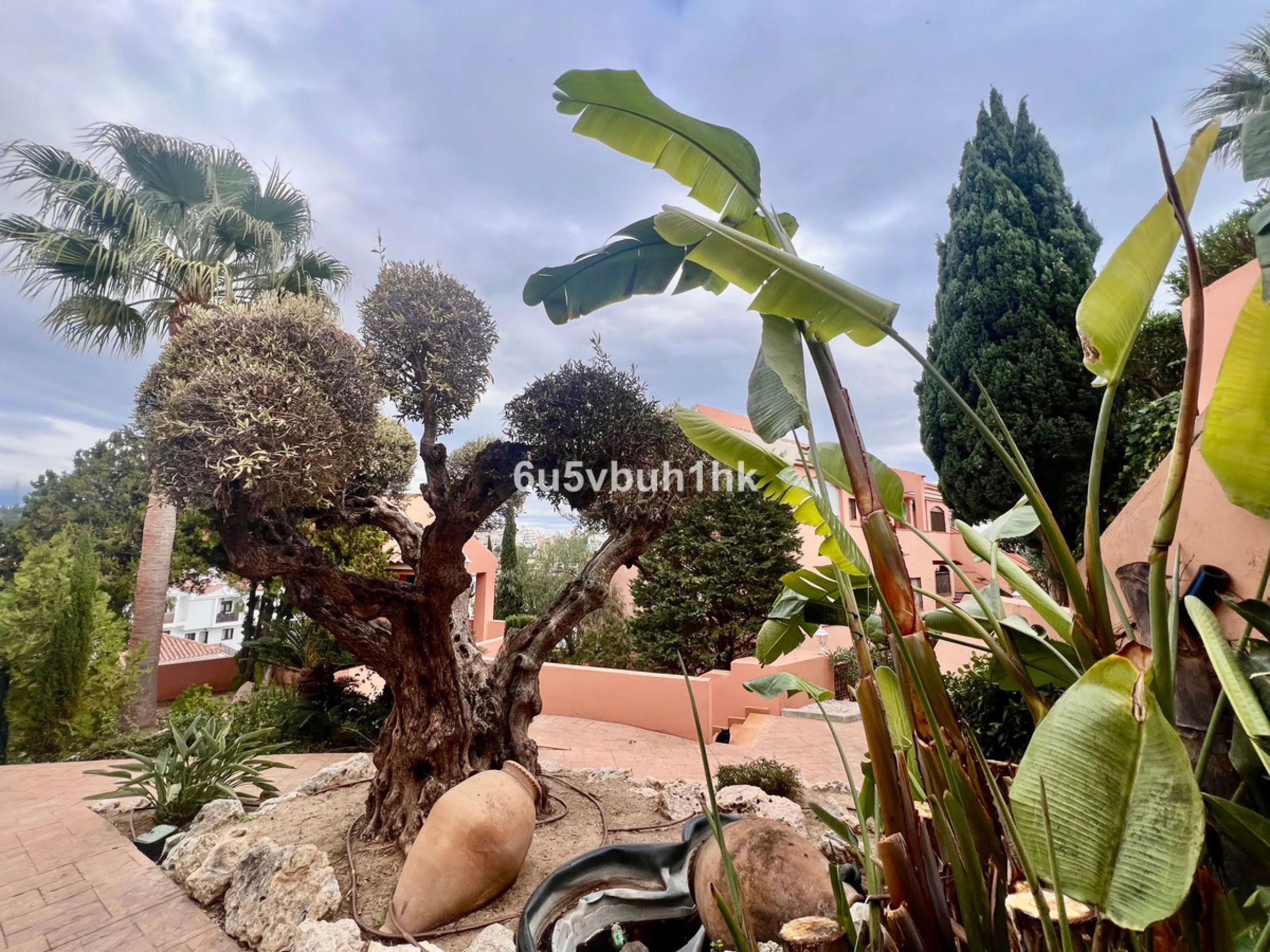 Bright apartment of 83 m² located in the exclusive Montemarina Residential Complex, within a private and peaceful gated community. The property stands out for its excellent orientation, ensuring sunlight throughout the day, and its open sea views from the