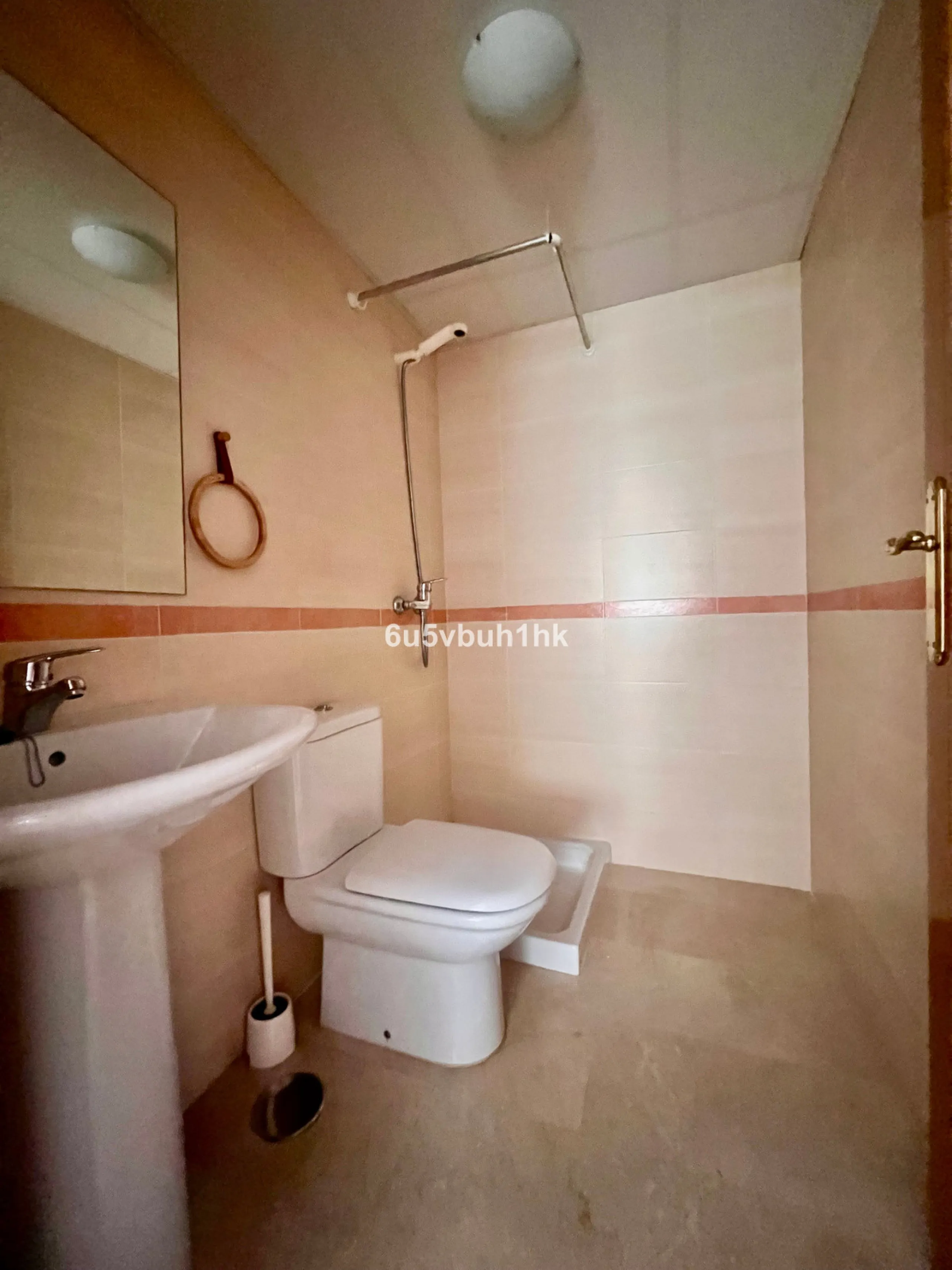 Bright apartment of 83 m² located in the exclusive Montemarina Residential Complex, within a private and peaceful gated community. The property stands out for its excellent orientation, ensuring sunlight throughout the day, and its open sea views from the