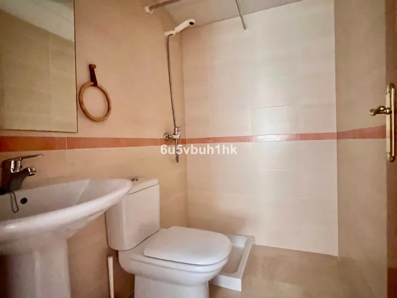 Bright apartment of 83 m² located in the exclusive Montemarina Residential Complex, within a private and peaceful gated community. The property stands out for its excellent orientation, ensuring sunlight throughout the day, and its open sea views from the