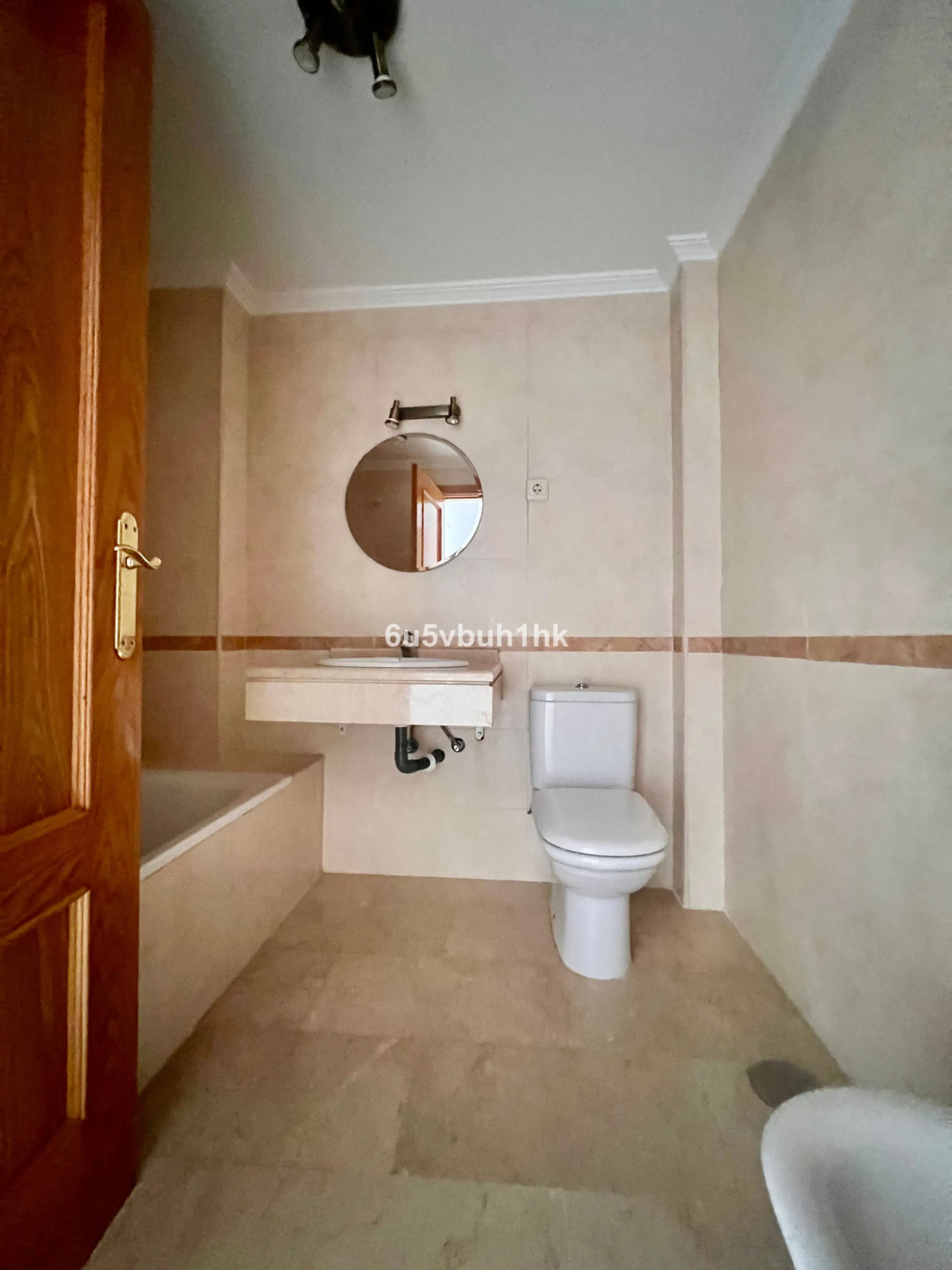 Bright apartment of 83 m² located in the exclusive Montemarina Residential Complex, within a private and peaceful gated community. The property stands out for its excellent orientation, ensuring sunlight throughout the day, and its open sea views from the