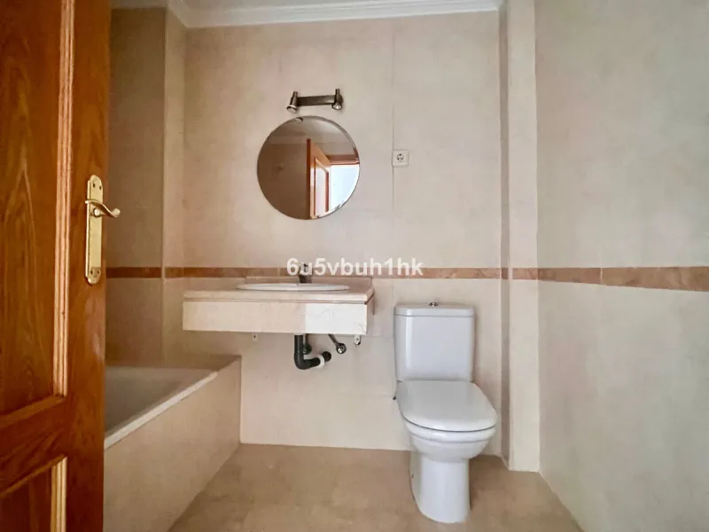 Bright apartment of 83 m² located in the exclusive Montemarina Residential Complex, within a private and peaceful gated community. The property stands out for its excellent orientation, ensuring sunlight throughout the day, and its open sea views from the