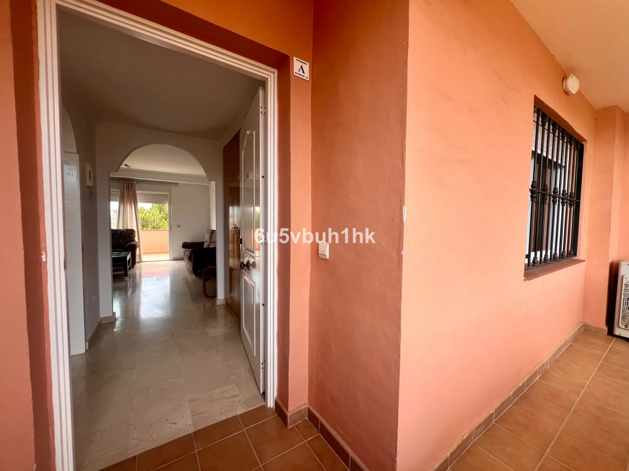 Bright apartment of 83 m² located in the exclusive Montemarina Residential Complex, within a private and peaceful gated community. The property stands out for its excellent orientation, ensuring sunlight throughout the day, and its open sea views from the