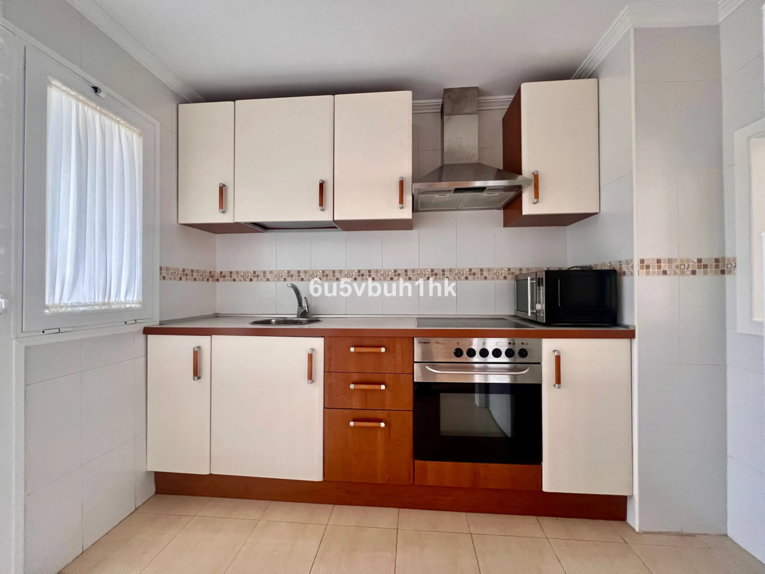 Bright apartment of 83 m² located in the exclusive Montemarina Residential Complex, within a private and peaceful gated community. The property stands out for its excellent orientation, ensuring sunlight throughout the day, and its open sea views from the