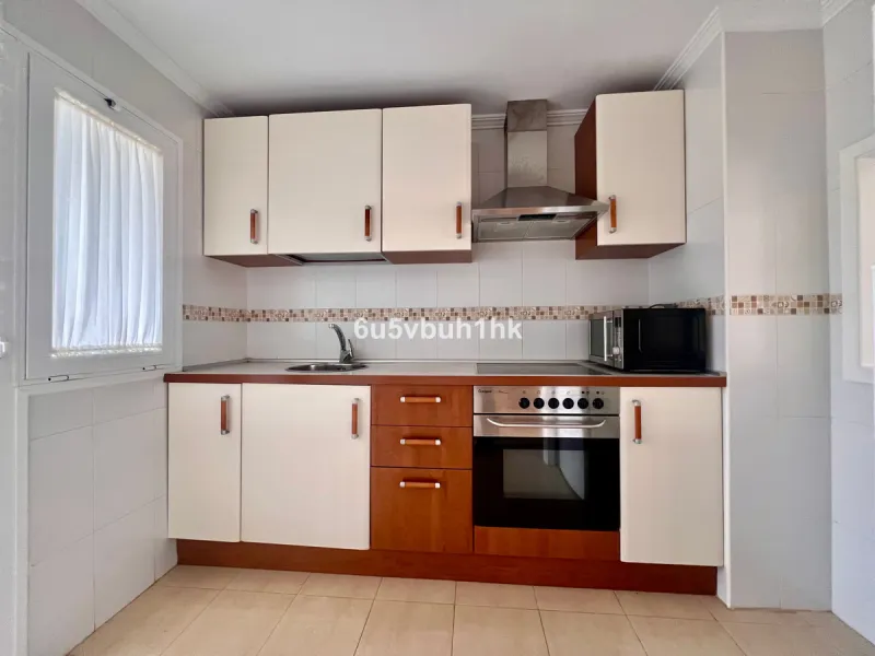 Bright apartment of 83 m² located in the exclusive Montemarina Residential Complex, within a private and peaceful gated community. The property stands out for its excellent orientation, ensuring sunlight throughout the day, and its open sea views from the