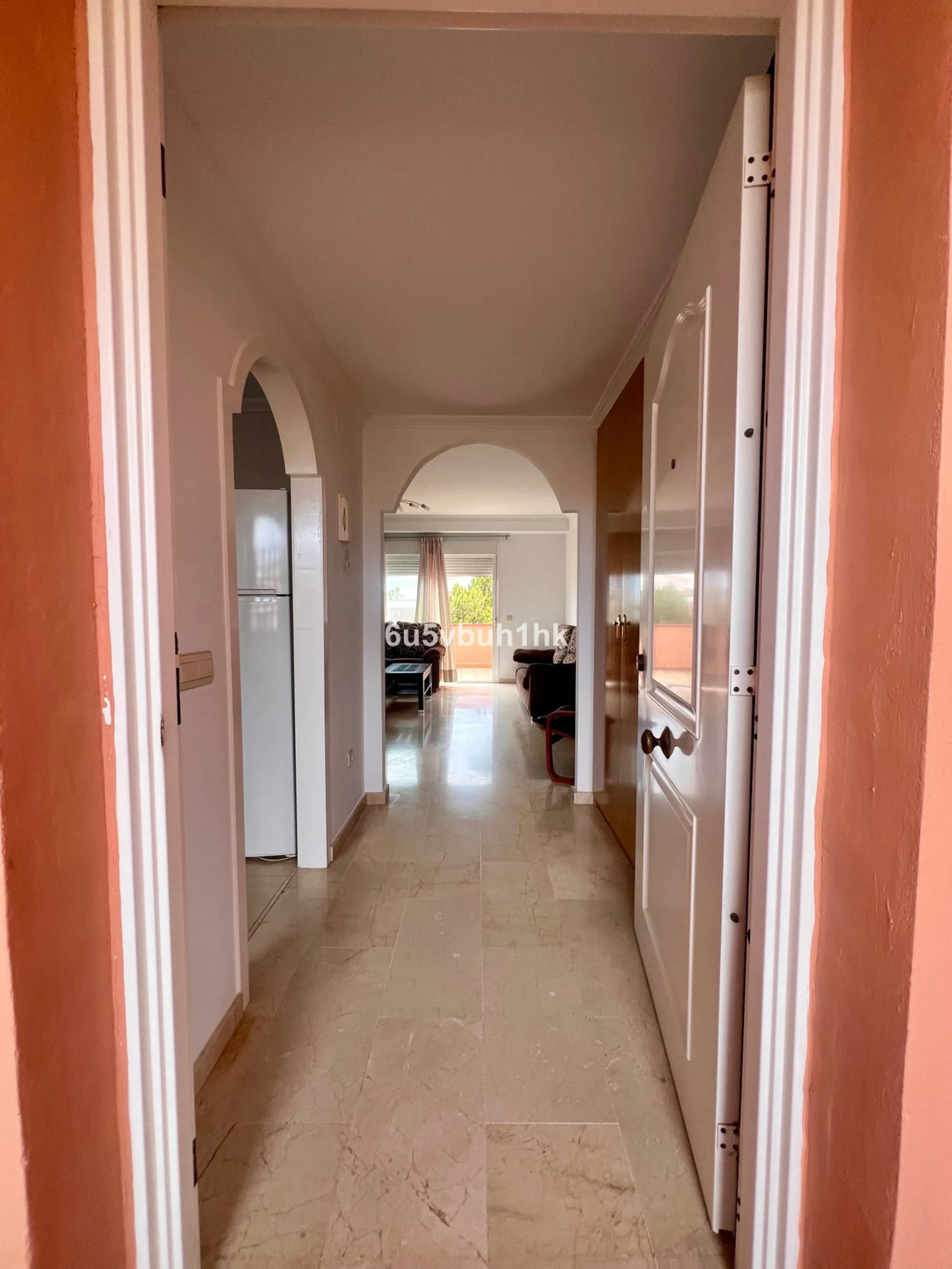 Bright apartment of 83 m² located in the exclusive Montemarina Residential Complex, within a private and peaceful gated community. The property stands out for its excellent orientation, ensuring sunlight throughout the day, and its open sea views from the
