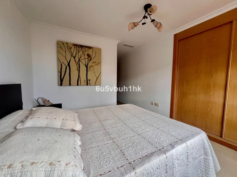 Bright apartment of 83 m² located in the exclusive Montemarina Residential Complex, within a private and peaceful gated community. The property stands out for its excellent orientation, ensuring sunlight throughout the day, and its open sea views from the