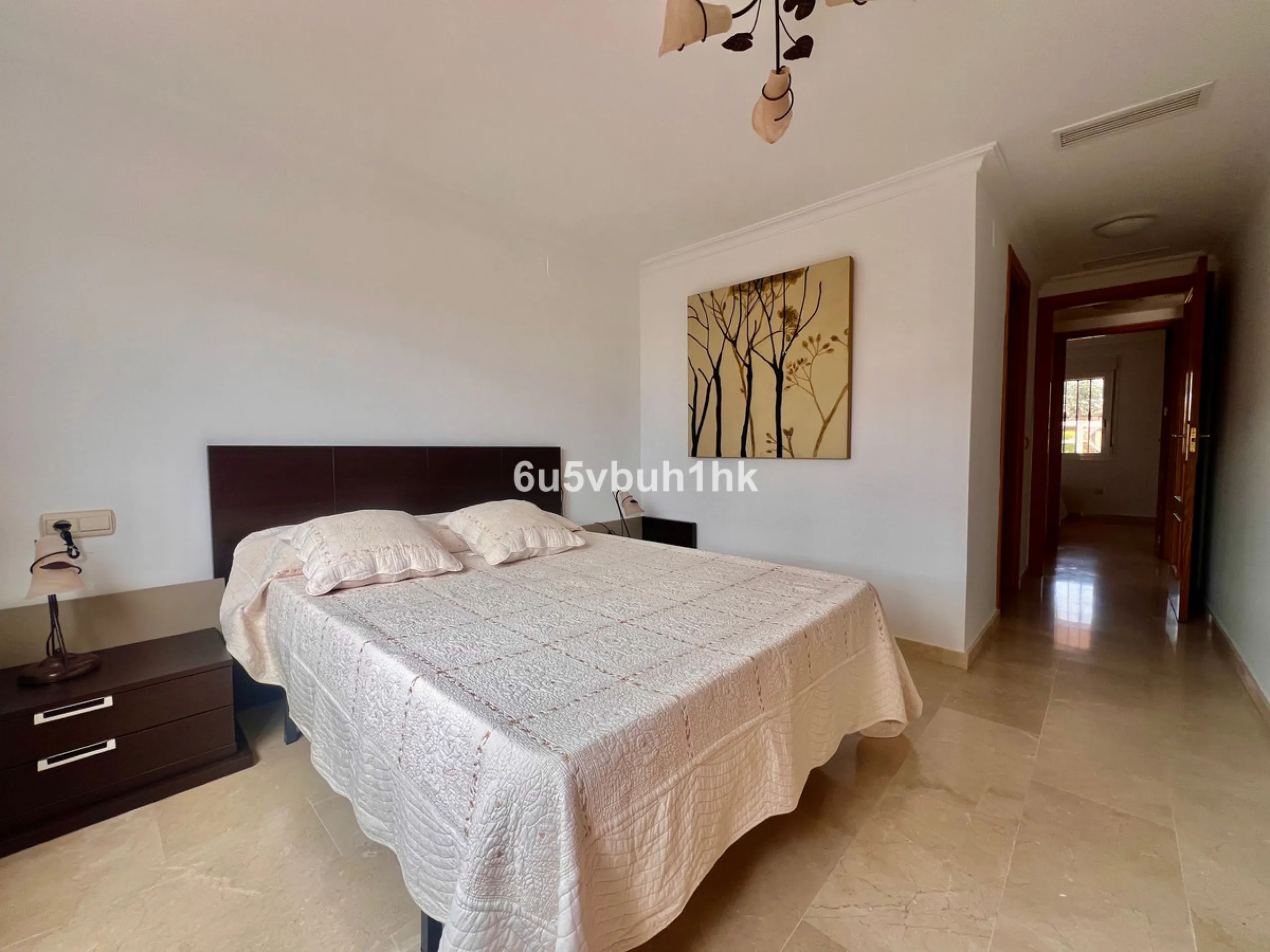 Bright apartment of 83 m² located in the exclusive Montemarina Residential Complex, within a private and peaceful gated community. The property stands out for its excellent orientation, ensuring sunlight throughout the day, and its open sea views from the