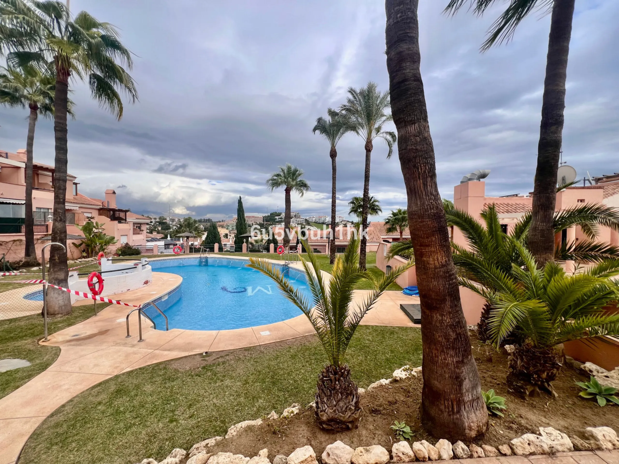 Bright apartment of 83 m² located in the exclusive Montemarina Residential Complex, within a private and peaceful gated community. The property stands out for its excellent orientation, ensuring sunlight throughout the day, and its open sea views from the