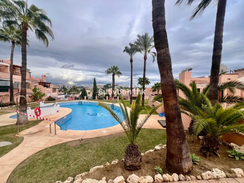 Bright apartment of 83 m² located in the exclusive Montemarina Residential Complex, within a private and peaceful gated community. The property stands out for its excellent orientation, ensuring sunlight throughout the day, and its open sea views from the