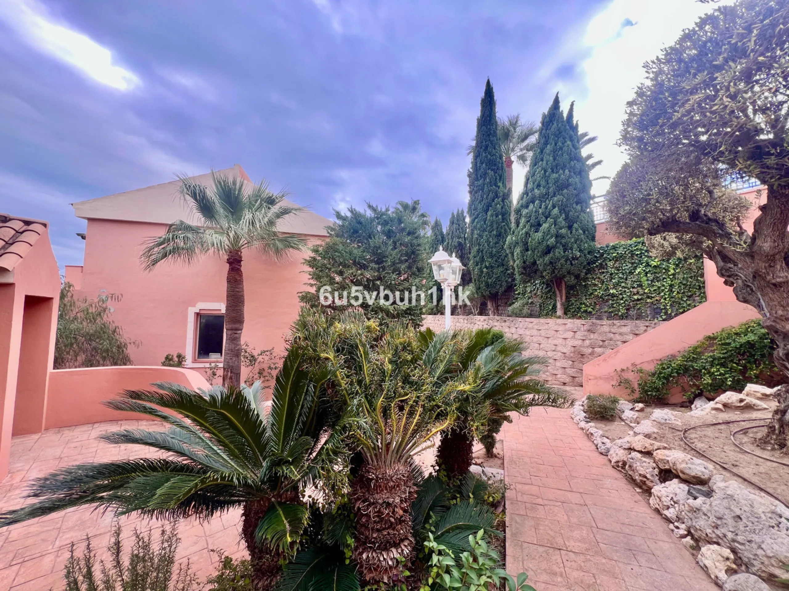 Bright apartment of 83 m² located in the exclusive Montemarina Residential Complex, within a private and peaceful gated community. The property stands out for its excellent orientation, ensuring sunlight throughout the day, and its open sea views from the