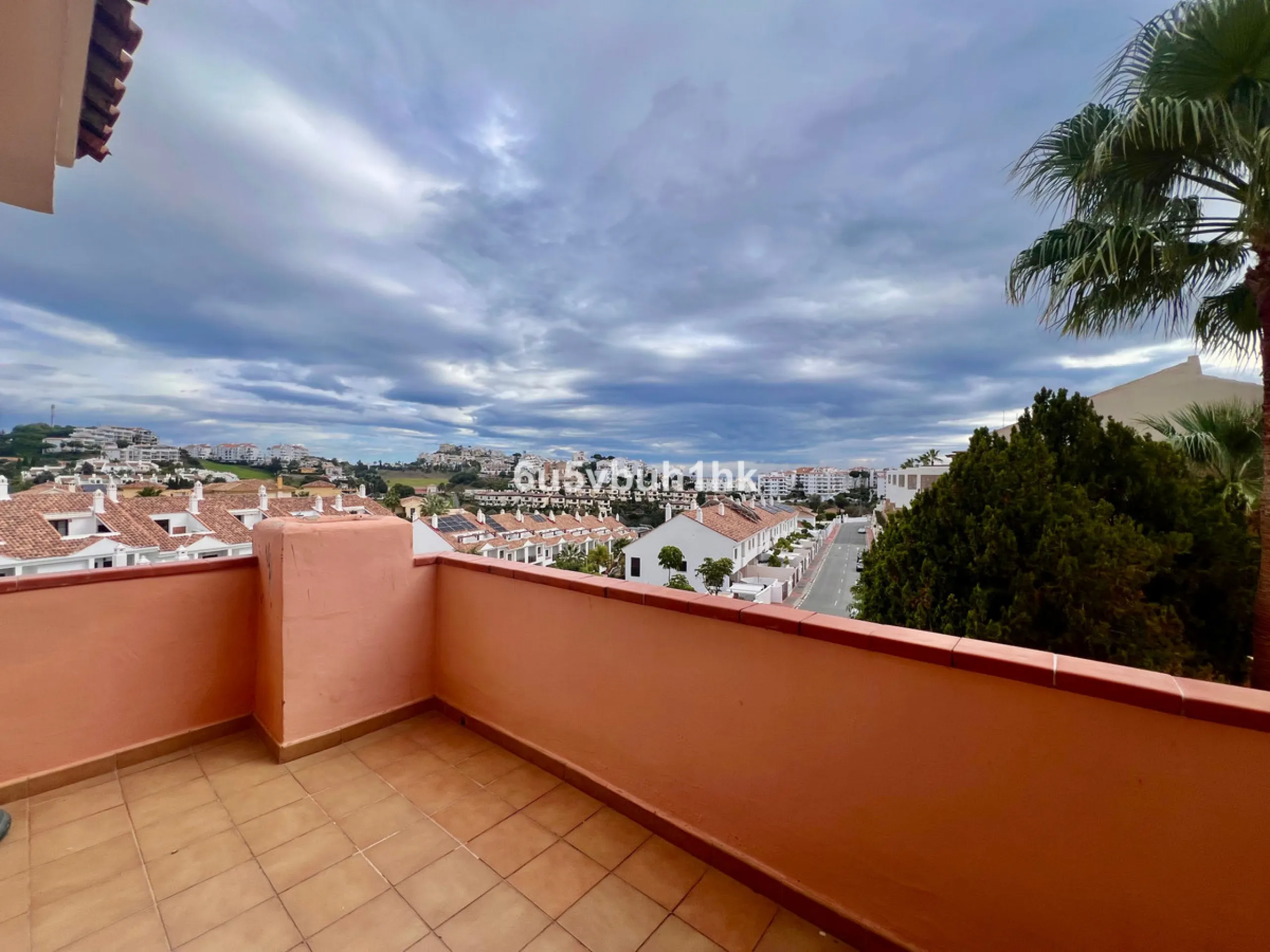 Bright apartment of 83 m² located in the exclusive Montemarina Residential Complex, within a private and peaceful gated community. The property stands out for its excellent orientation, ensuring sunlight throughout the day, and its open sea views from the