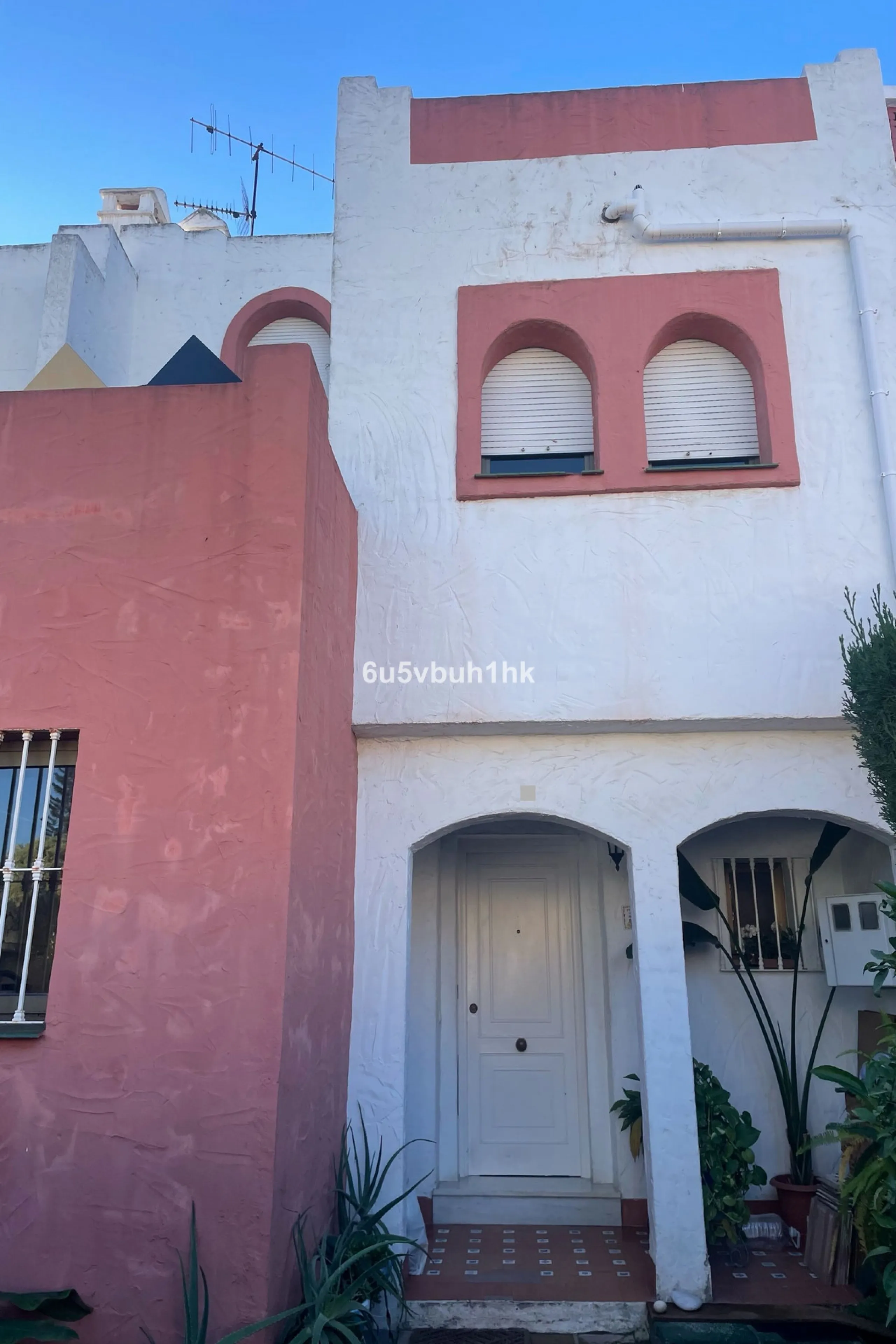 South facing townhouse on the New Golden Mile, between San Pedro de Alcantara and Estepona, located close schools, golf courses, restaurants, and the iconic Puerto Banus. Estepona and Marbella are also easily accessible. In a residential area that is secu