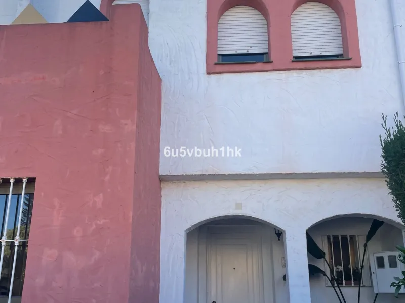 South facing townhouse on the New Golden Mile, between San Pedro de Alcantara and Estepona, located close schools, golf courses, restaurants, and the iconic Puerto Banus. Estepona and Marbella are also easily accessible. In a residential area that is secu