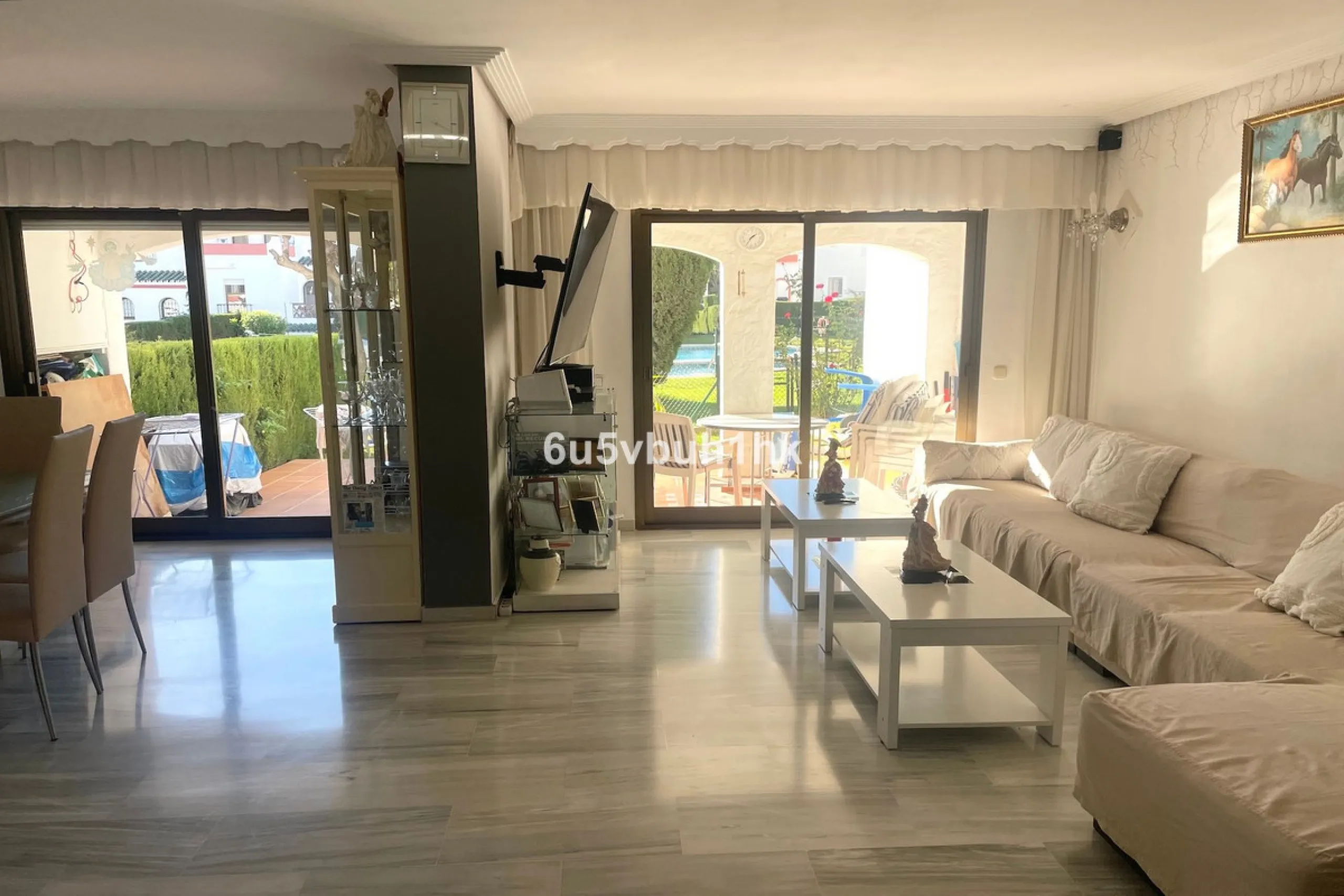 South facing townhouse on the New Golden Mile, between San Pedro de Alcantara and Estepona, located close schools, golf courses, restaurants, and the iconic Puerto Banus. Estepona and Marbella are also easily accessible. In a residential area that is secu