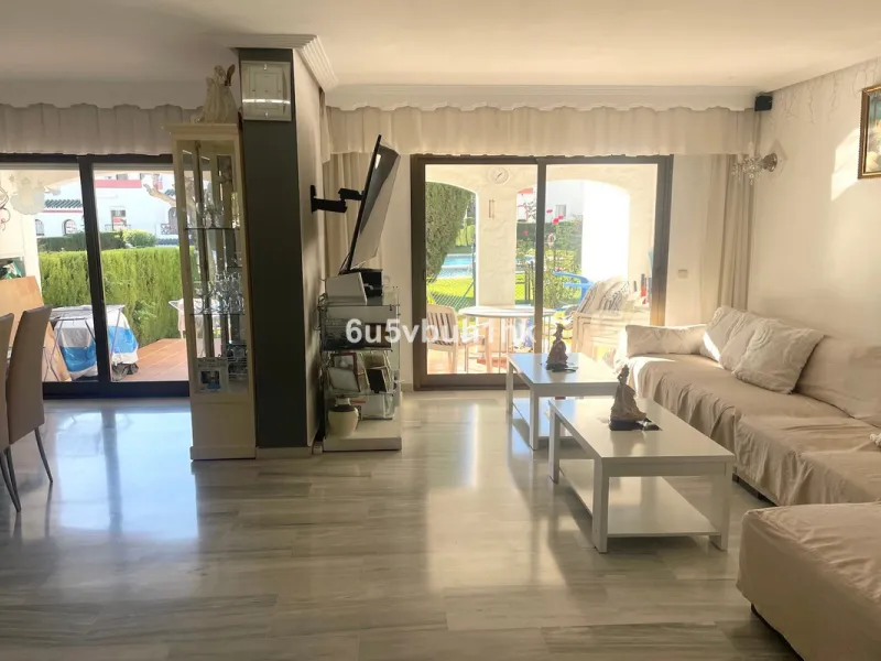 South facing townhouse on the New Golden Mile, between San Pedro de Alcantara and Estepona, located close schools, golf courses, restaurants, and the iconic Puerto Banus. Estepona and Marbella are also easily accessible. In a residential area that is secu