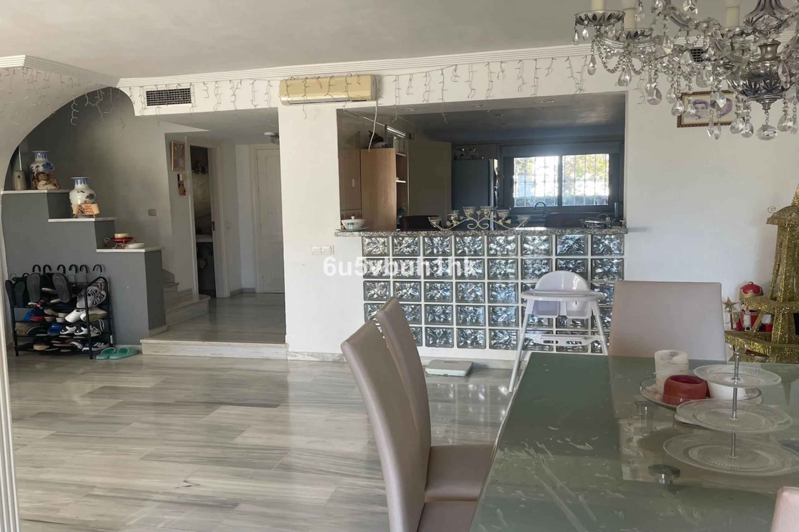 South facing townhouse on the New Golden Mile, between San Pedro de Alcantara and Estepona, located close schools, golf courses, restaurants, and the iconic Puerto Banus. Estepona and Marbella are also easily accessible. In a residential area that is secu