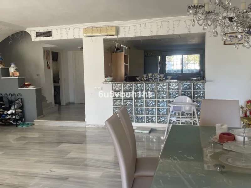 South facing townhouse on the New Golden Mile, between San Pedro de Alcantara and Estepona, located close schools, golf courses, restaurants, and the iconic Puerto Banus. Estepona and Marbella are also easily accessible. In a residential area that is secu