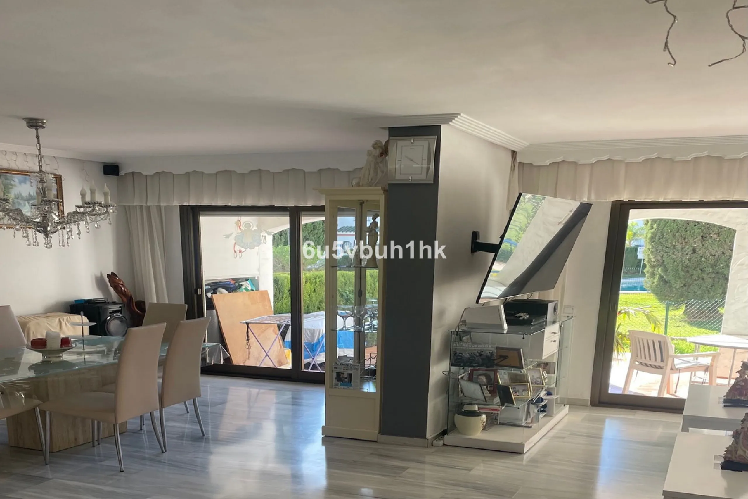 South facing townhouse on the New Golden Mile, between San Pedro de Alcantara and Estepona, located close schools, golf courses, restaurants, and the iconic Puerto Banus. Estepona and Marbella are also easily accessible. In a residential area that is secu