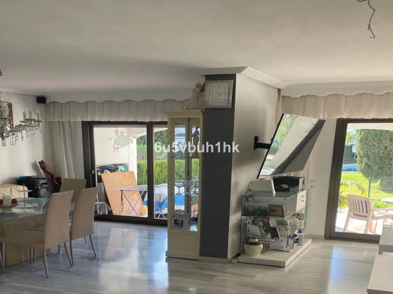 South facing townhouse on the New Golden Mile, between San Pedro de Alcantara and Estepona, located close schools, golf courses, restaurants, and the iconic Puerto Banus. Estepona and Marbella are also easily accessible. In a residential area that is secu