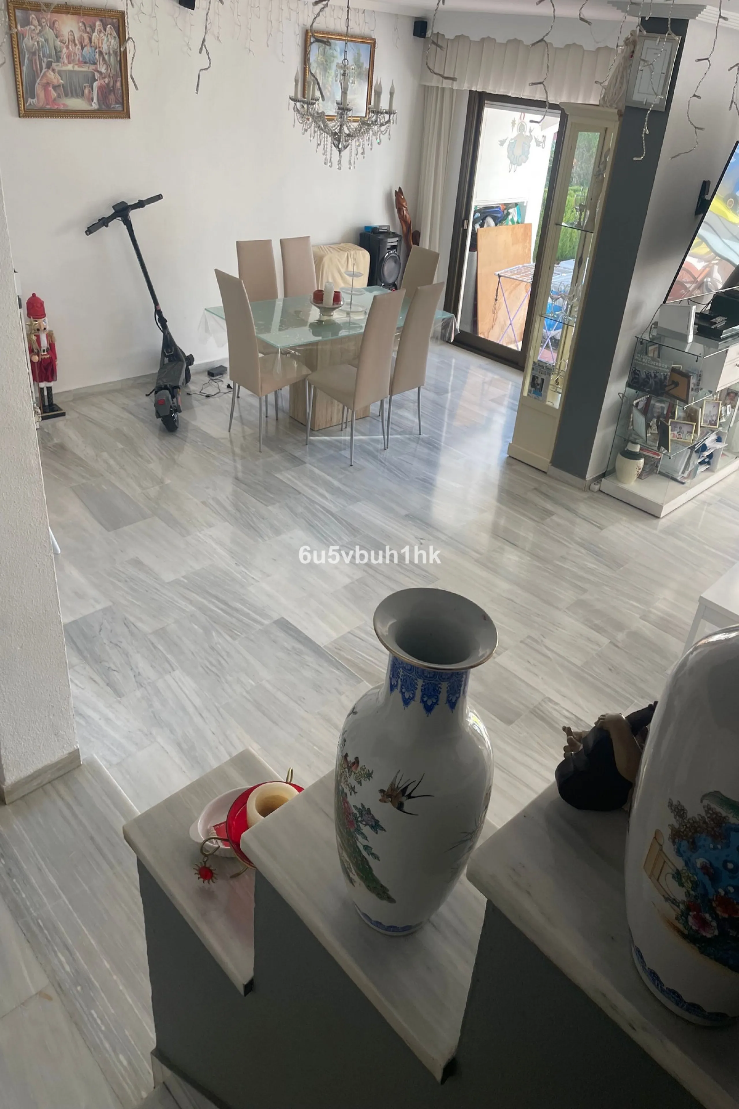 South facing townhouse on the New Golden Mile, between San Pedro de Alcantara and Estepona, located close schools, golf courses, restaurants, and the iconic Puerto Banus. Estepona and Marbella are also easily accessible. In a residential area that is secu