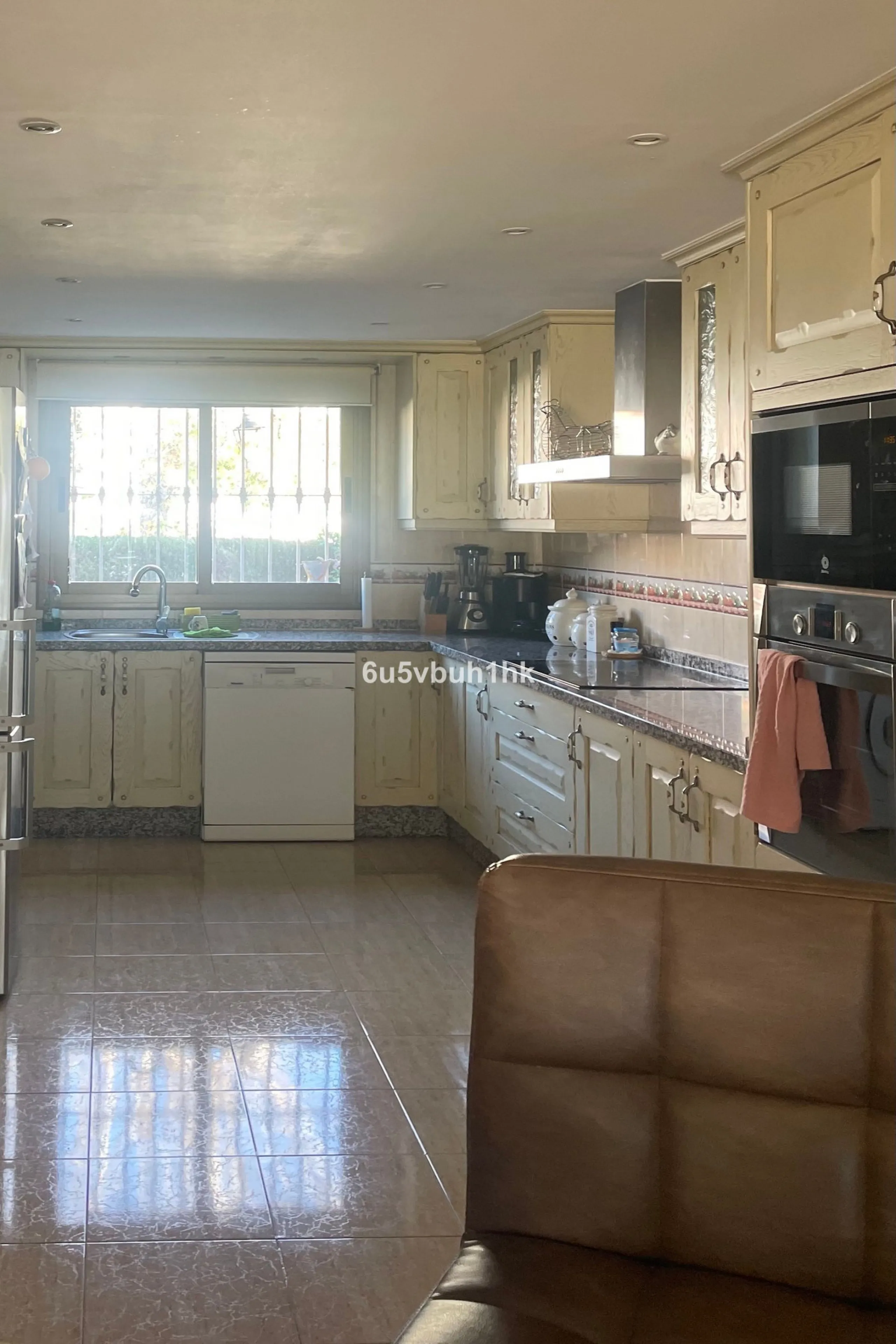 South facing townhouse on the New Golden Mile, between San Pedro de Alcantara and Estepona, located close schools, golf courses, restaurants, and the iconic Puerto Banus. Estepona and Marbella are also easily accessible. In a residential area that is secu