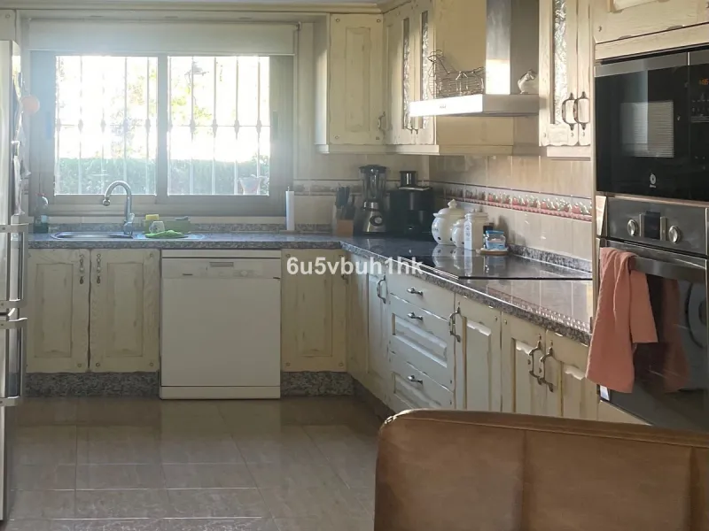 South facing townhouse on the New Golden Mile, between San Pedro de Alcantara and Estepona, located close schools, golf courses, restaurants, and the iconic Puerto Banus. Estepona and Marbella are also easily accessible. In a residential area that is secu