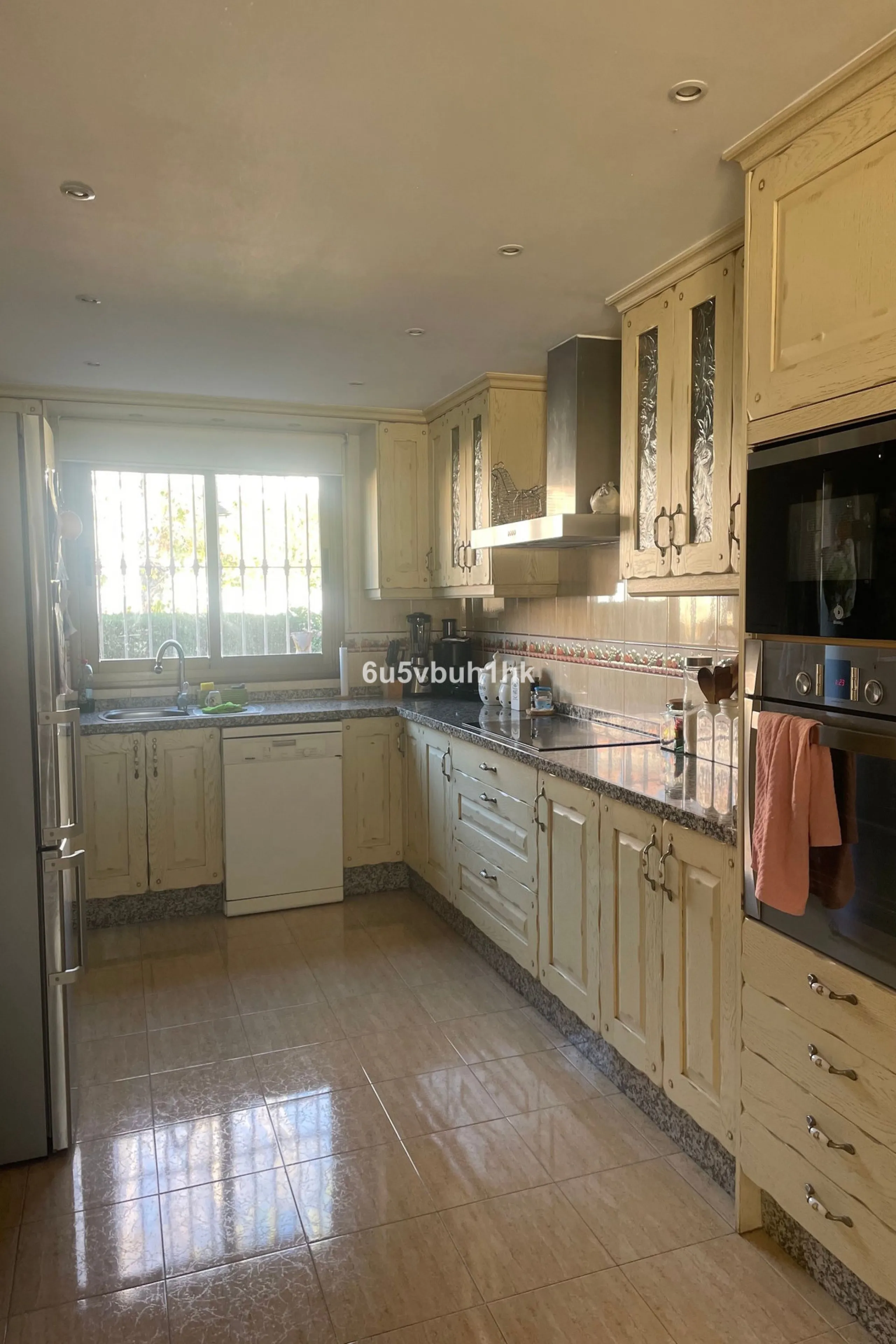 South facing townhouse on the New Golden Mile, between San Pedro de Alcantara and Estepona, located close schools, golf courses, restaurants, and the iconic Puerto Banus. Estepona and Marbella are also easily accessible. In a residential area that is secu
