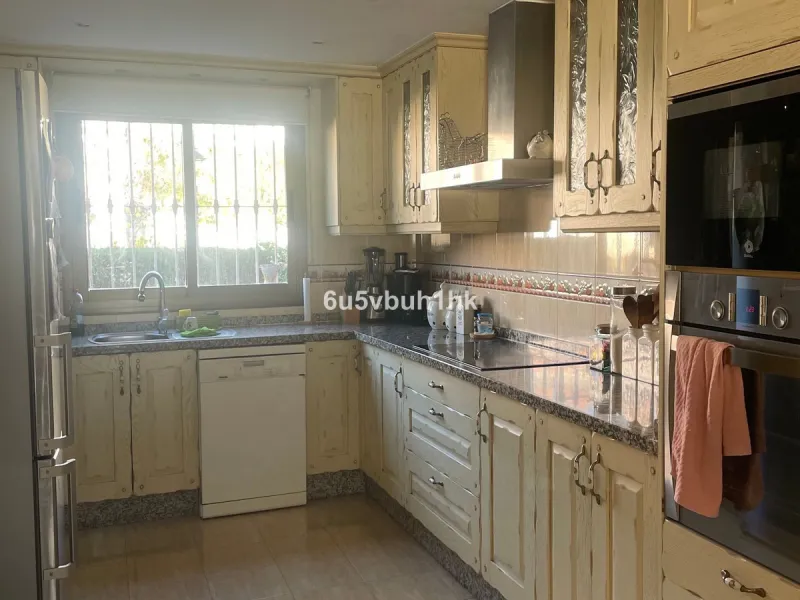 South facing townhouse on the New Golden Mile, between San Pedro de Alcantara and Estepona, located close schools, golf courses, restaurants, and the iconic Puerto Banus. Estepona and Marbella are also easily accessible. In a residential area that is secu