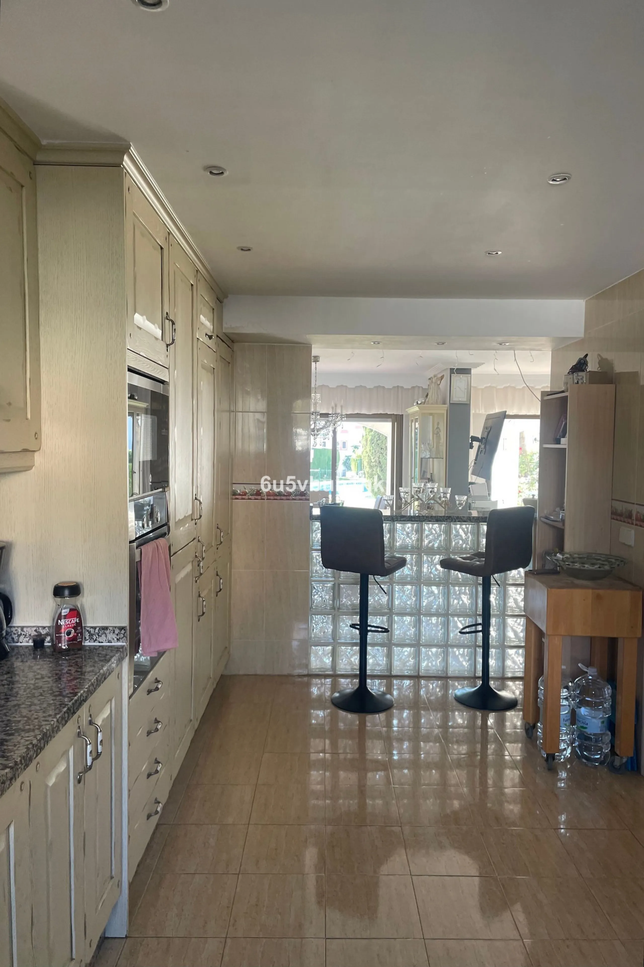 South facing townhouse on the New Golden Mile, between San Pedro de Alcantara and Estepona, located close schools, golf courses, restaurants, and the iconic Puerto Banus. Estepona and Marbella are also easily accessible. In a residential area that is secu