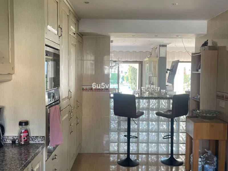 South facing townhouse on the New Golden Mile, between San Pedro de Alcantara and Estepona, located close schools, golf courses, restaurants, and the iconic Puerto Banus. Estepona and Marbella are also easily accessible. In a residential area that is secu