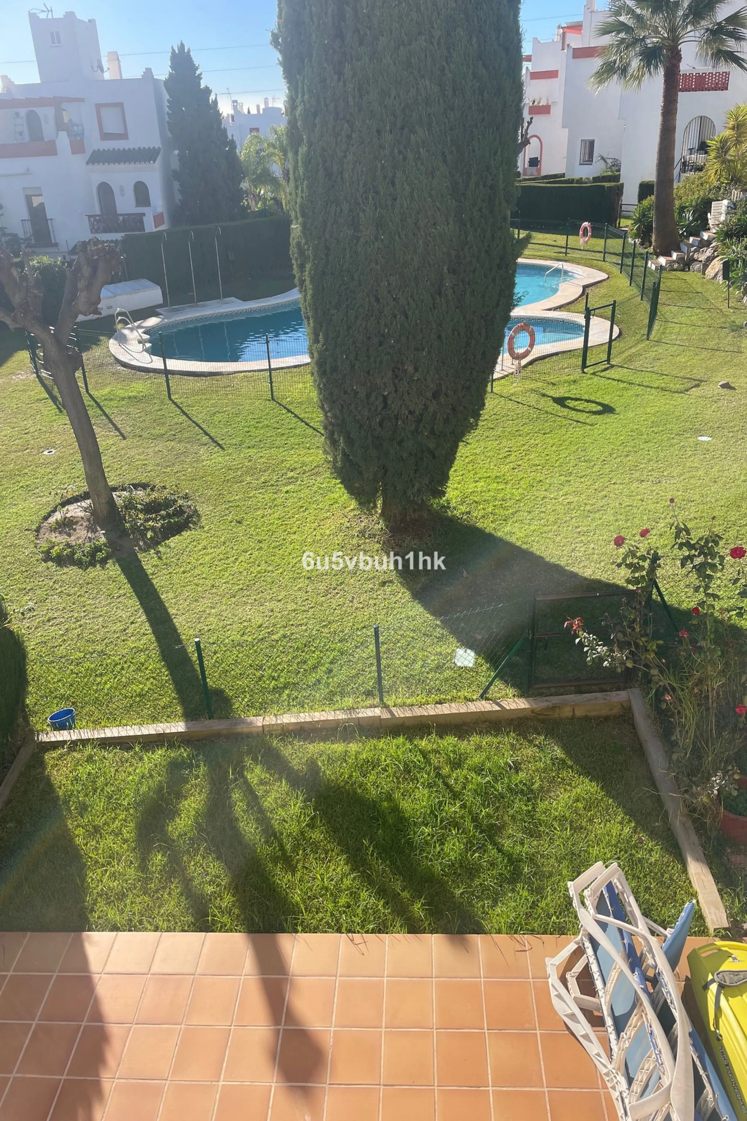 South facing townhouse on the New Golden Mile, between San Pedro de Alcantara and Estepona, located close schools, golf courses, restaurants, and the iconic Puerto Banus. Estepona and Marbella are also easily accessible. In a residential area that is secu