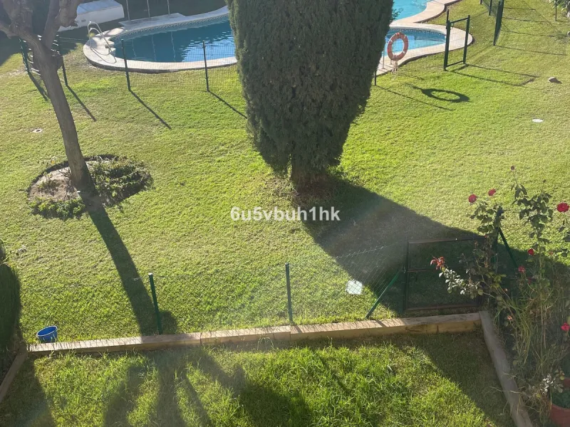 South facing townhouse on the New Golden Mile, between San Pedro de Alcantara and Estepona, located close schools, golf courses, restaurants, and the iconic Puerto Banus. Estepona and Marbella are also easily accessible. In a residential area that is secu