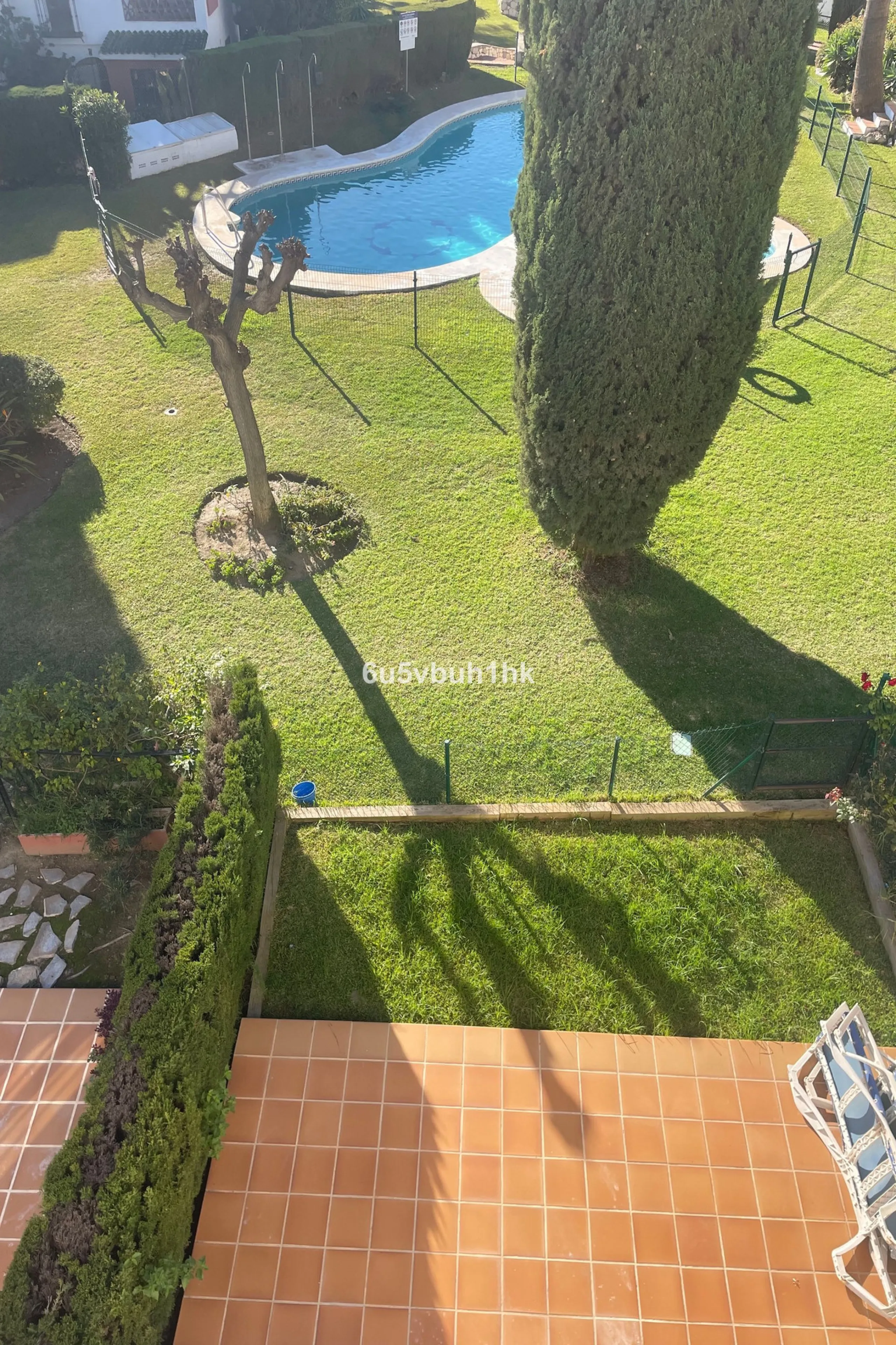 South facing townhouse on the New Golden Mile, between San Pedro de Alcantara and Estepona, located close schools, golf courses, restaurants, and the iconic Puerto Banus. Estepona and Marbella are also easily accessible. In a residential area that is secu