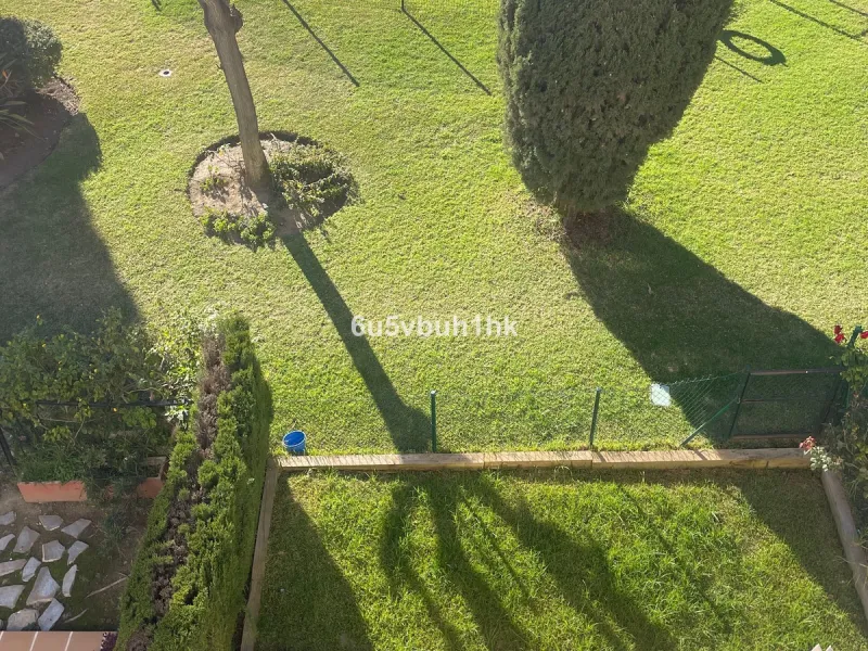 South facing townhouse on the New Golden Mile, between San Pedro de Alcantara and Estepona, located close schools, golf courses, restaurants, and the iconic Puerto Banus. Estepona and Marbella are also easily accessible. In a residential area that is secu