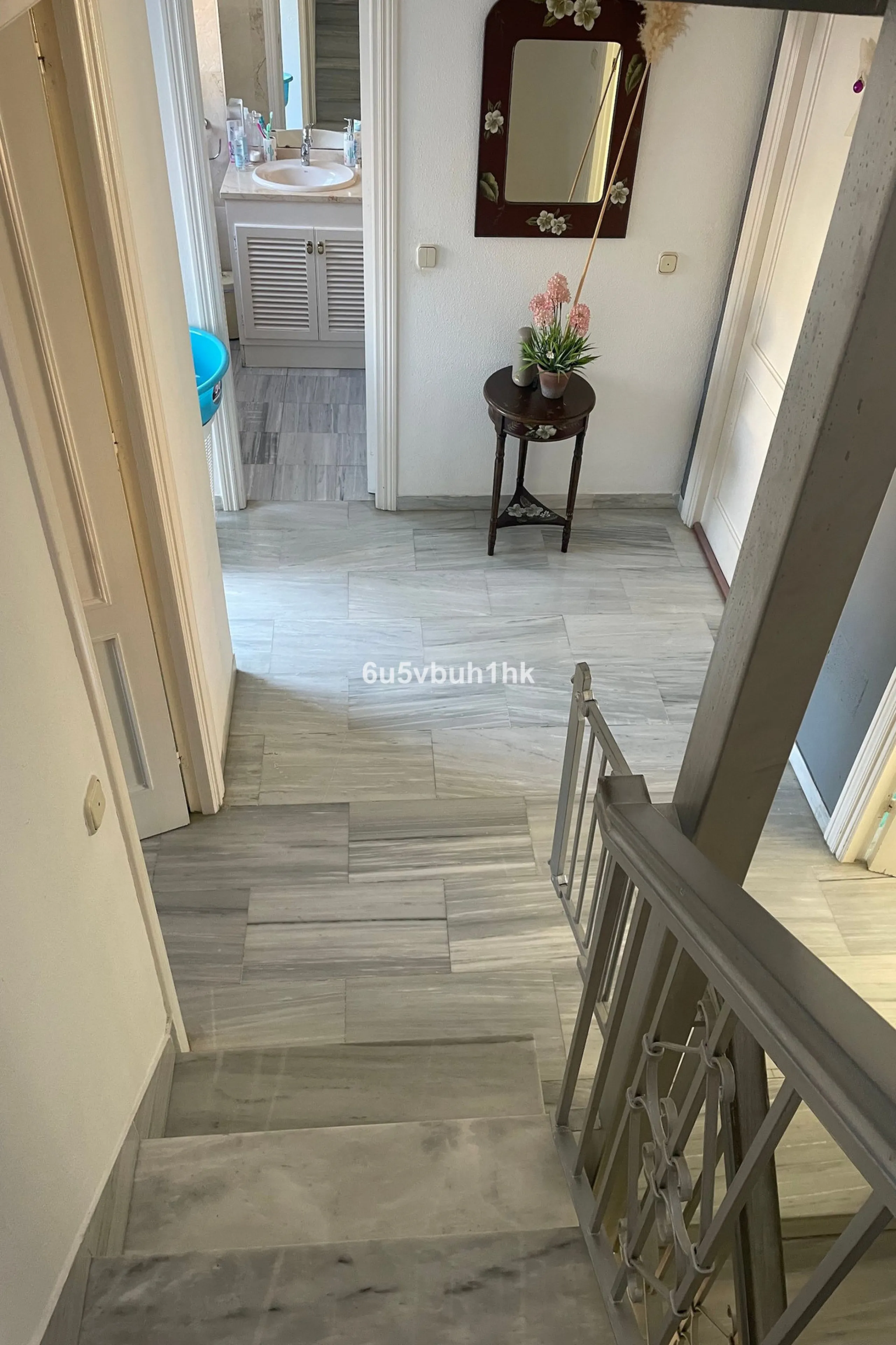 South facing townhouse on the New Golden Mile, between San Pedro de Alcantara and Estepona, located close schools, golf courses, restaurants, and the iconic Puerto Banus. Estepona and Marbella are also easily accessible. In a residential area that is secu