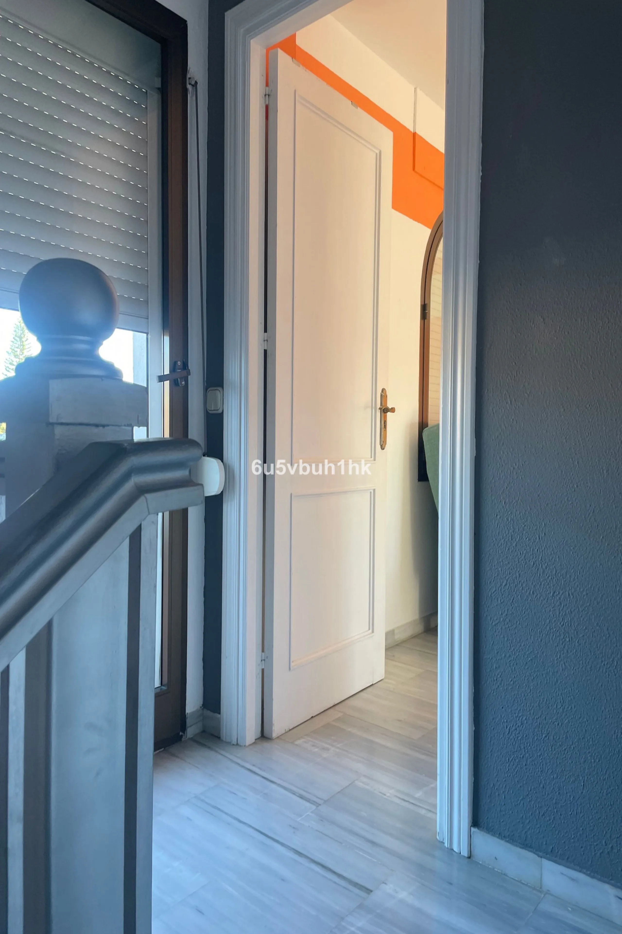 South facing townhouse on the New Golden Mile, between San Pedro de Alcantara and Estepona, located close schools, golf courses, restaurants, and the iconic Puerto Banus. Estepona and Marbella are also easily accessible. In a residential area that is secu
