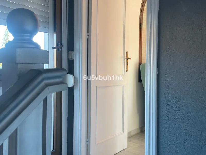 South facing townhouse on the New Golden Mile, between San Pedro de Alcantara and Estepona, located close schools, golf courses, restaurants, and the iconic Puerto Banus. Estepona and Marbella are also easily accessible. In a residential area that is secu
