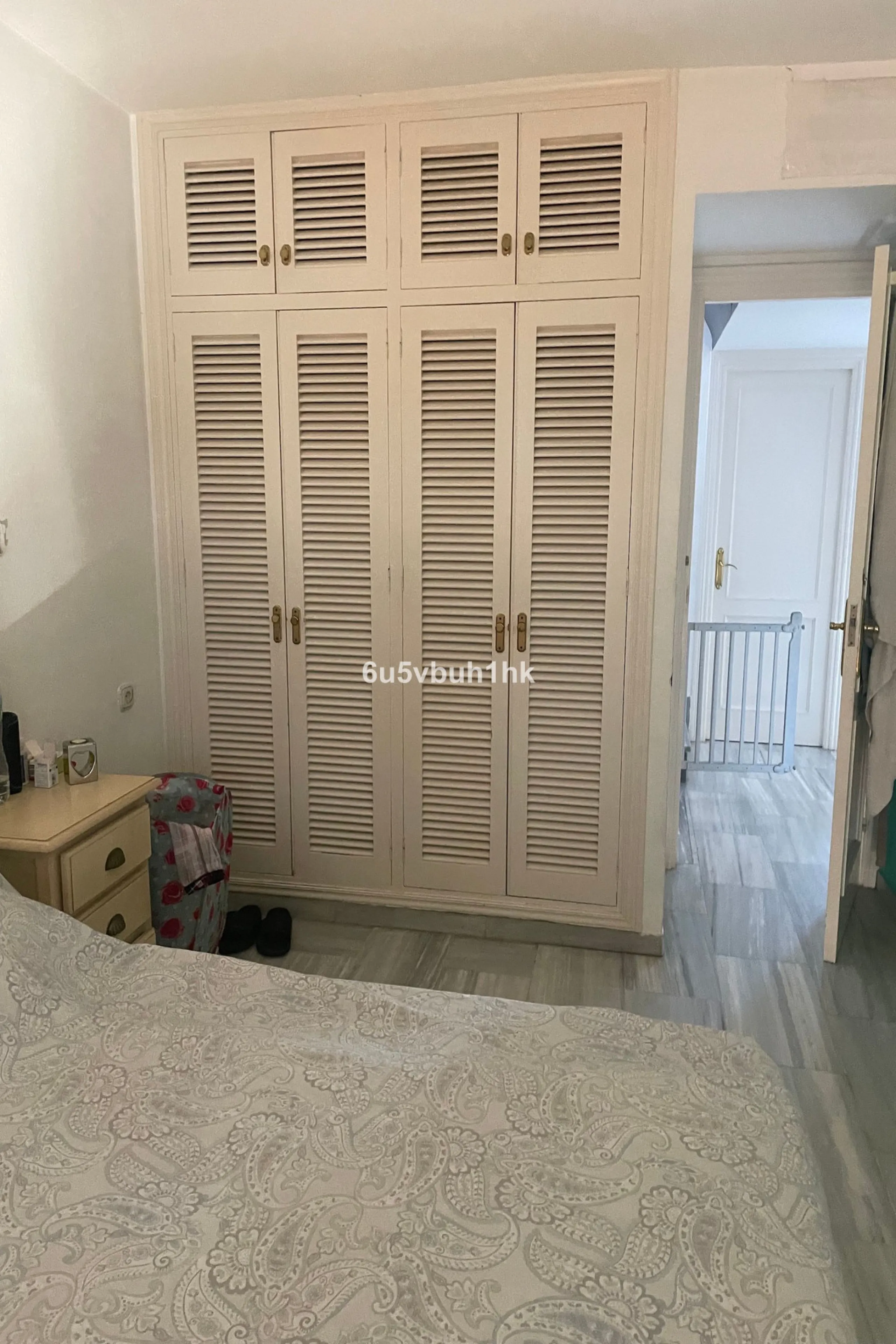 South facing townhouse on the New Golden Mile, between San Pedro de Alcantara and Estepona, located close schools, golf courses, restaurants, and the iconic Puerto Banus. Estepona and Marbella are also easily accessible. In a residential area that is secu