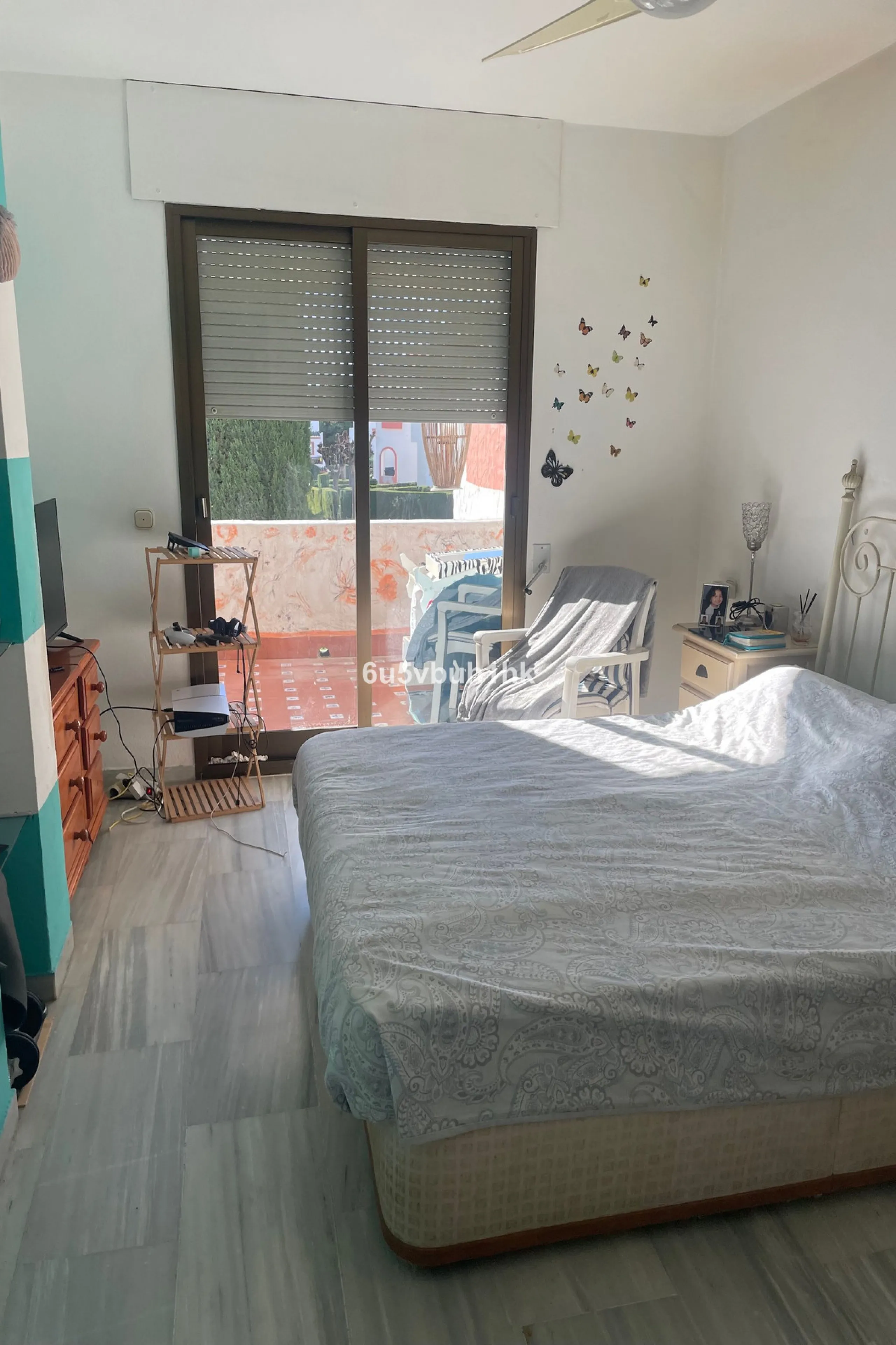 South facing townhouse on the New Golden Mile, between San Pedro de Alcantara and Estepona, located close schools, golf courses, restaurants, and the iconic Puerto Banus. Estepona and Marbella are also easily accessible. In a residential area that is secu