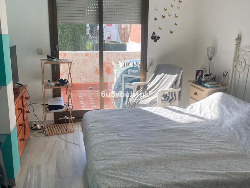 South facing townhouse on the New Golden Mile, between San Pedro de Alcantara and Estepona, located close schools, golf courses, restaurants, and the iconic Puerto Banus. Estepona and Marbella are also easily accessible. In a residential area that is secu