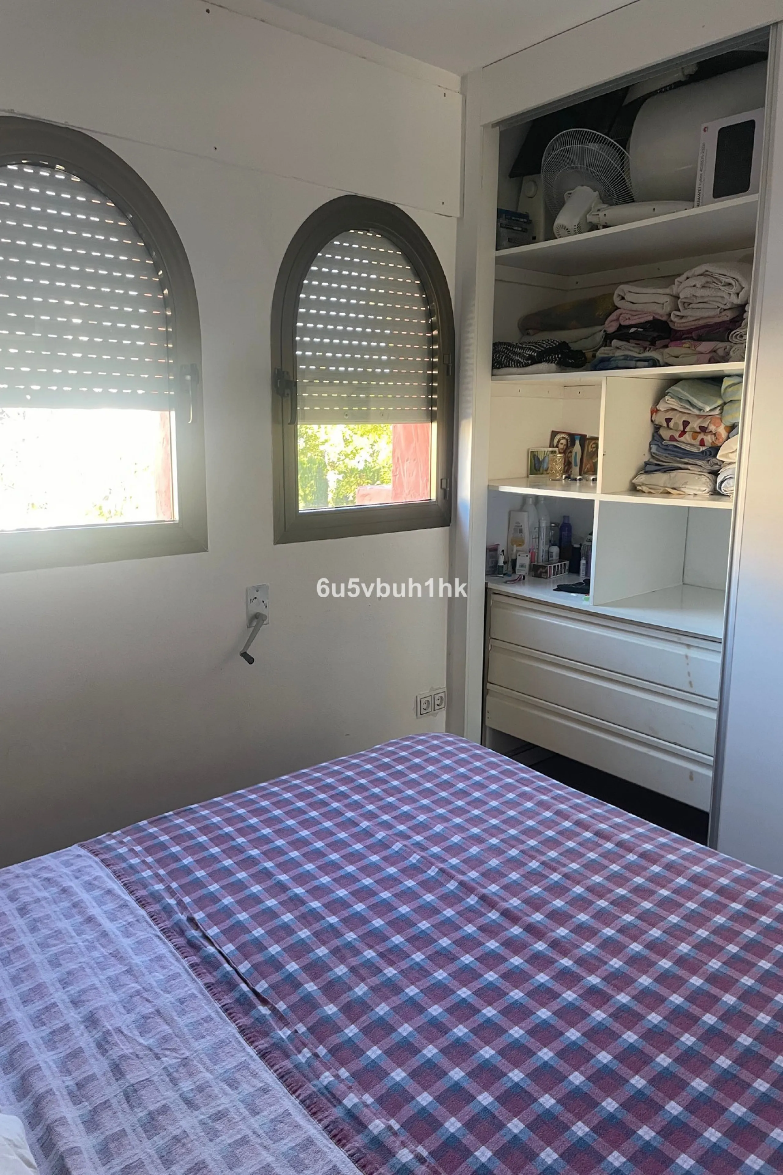 South facing townhouse on the New Golden Mile, between San Pedro de Alcantara and Estepona, located close schools, golf courses, restaurants, and the iconic Puerto Banus. Estepona and Marbella are also easily accessible. In a residential area that is secu