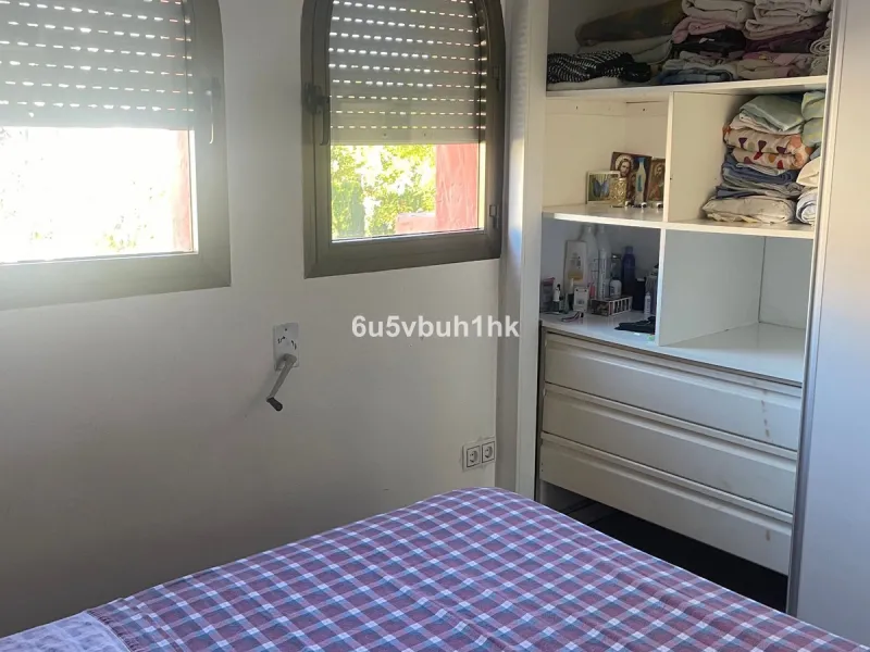 South facing townhouse on the New Golden Mile, between San Pedro de Alcantara and Estepona, located close schools, golf courses, restaurants, and the iconic Puerto Banus. Estepona and Marbella are also easily accessible. In a residential area that is secu