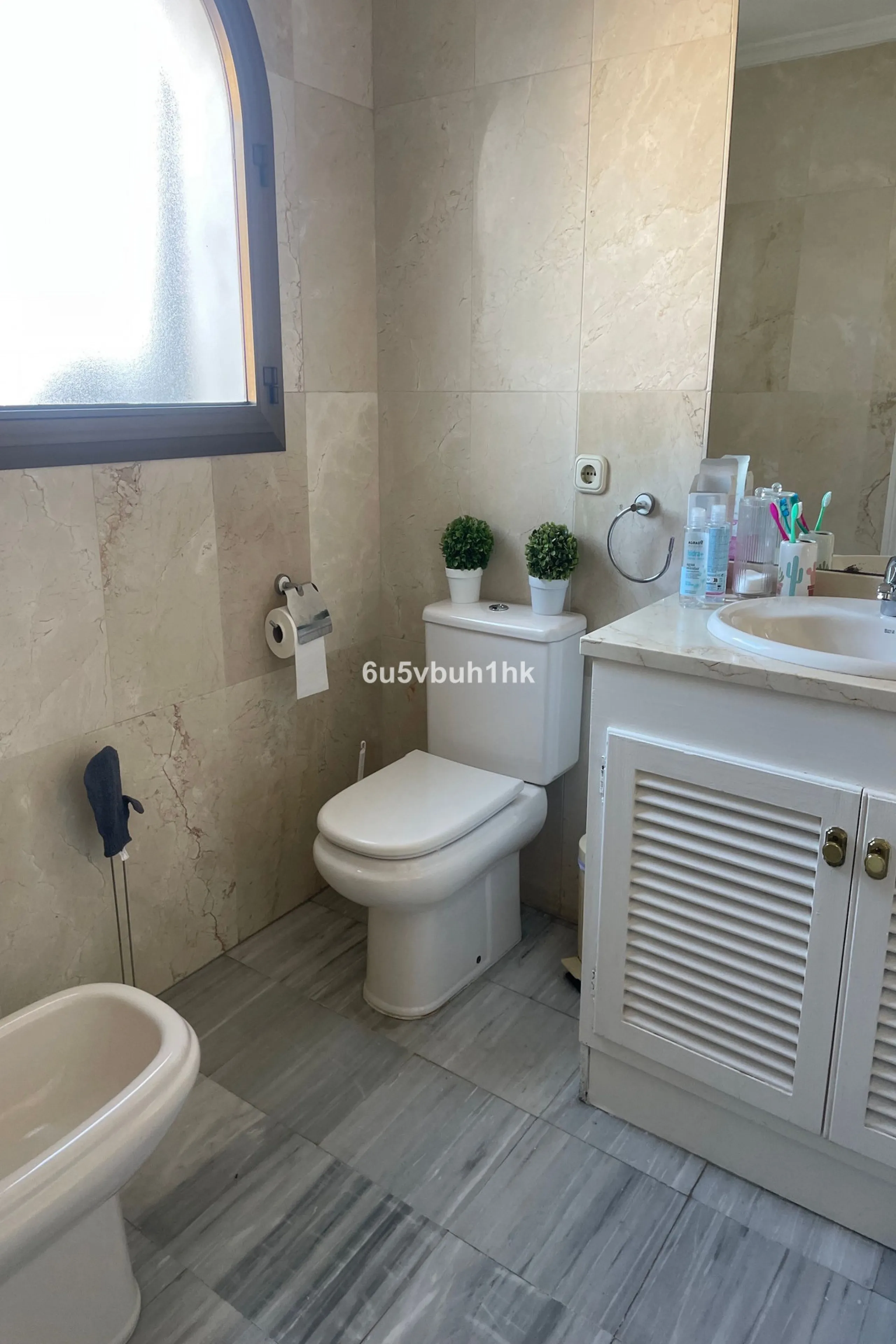South facing townhouse on the New Golden Mile, between San Pedro de Alcantara and Estepona, located close schools, golf courses, restaurants, and the iconic Puerto Banus. Estepona and Marbella are also easily accessible. In a residential area that is secu