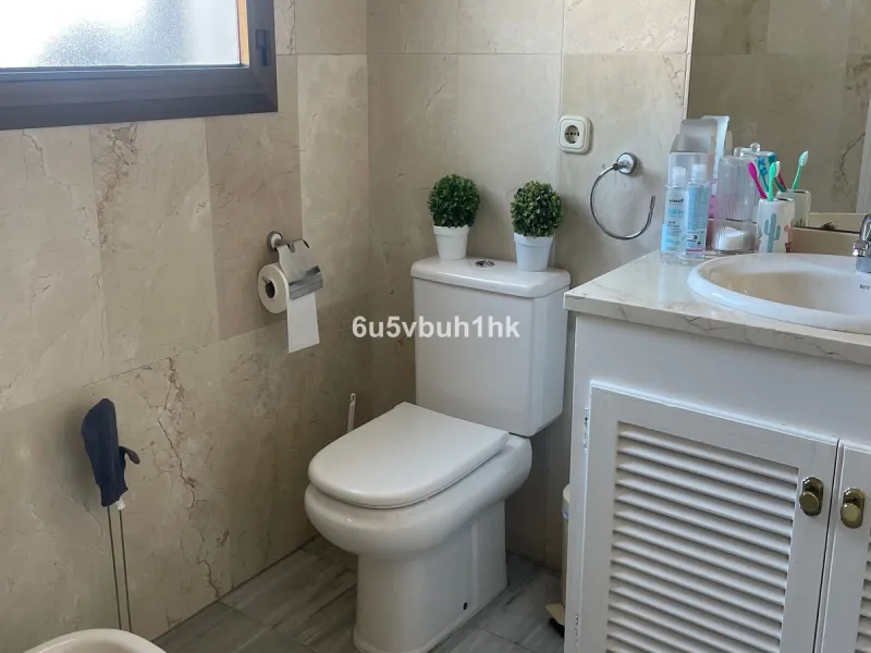 South facing townhouse on the New Golden Mile, between San Pedro de Alcantara and Estepona, located close schools, golf courses, restaurants, and the iconic Puerto Banus. Estepona and Marbella are also easily accessible. In a residential area that is secu