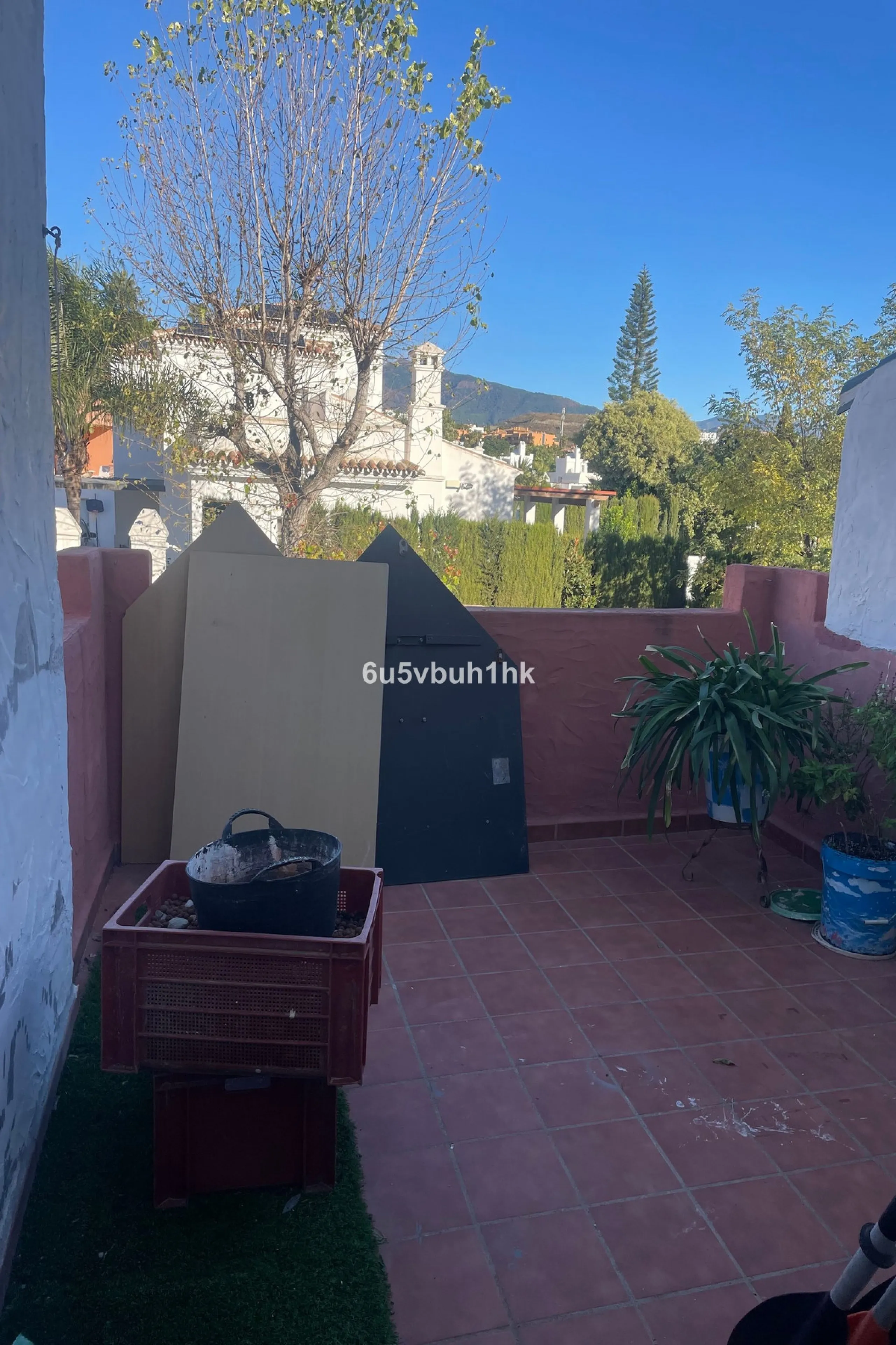 South facing townhouse on the New Golden Mile, between San Pedro de Alcantara and Estepona, located close schools, golf courses, restaurants, and the iconic Puerto Banus. Estepona and Marbella are also easily accessible. In a residential area that is secu
