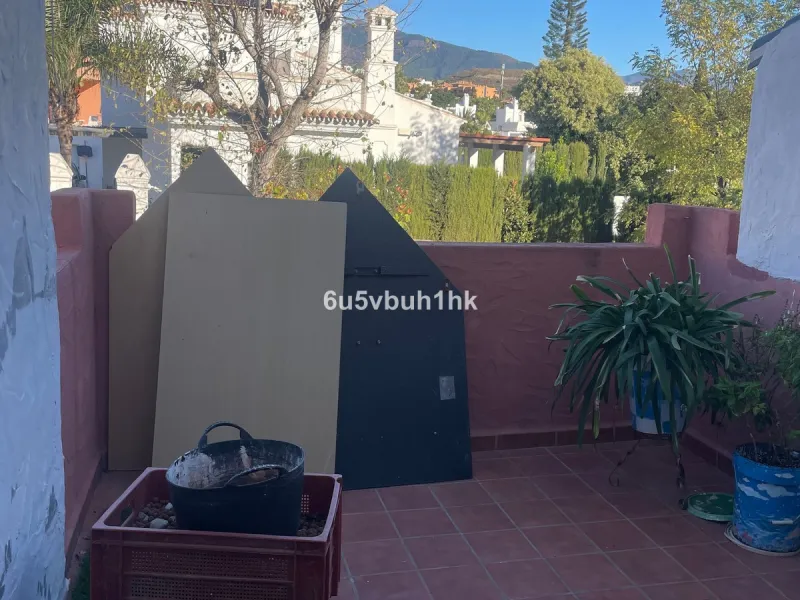 South facing townhouse on the New Golden Mile, between San Pedro de Alcantara and Estepona, located close schools, golf courses, restaurants, and the iconic Puerto Banus. Estepona and Marbella are also easily accessible. In a residential area that is secu