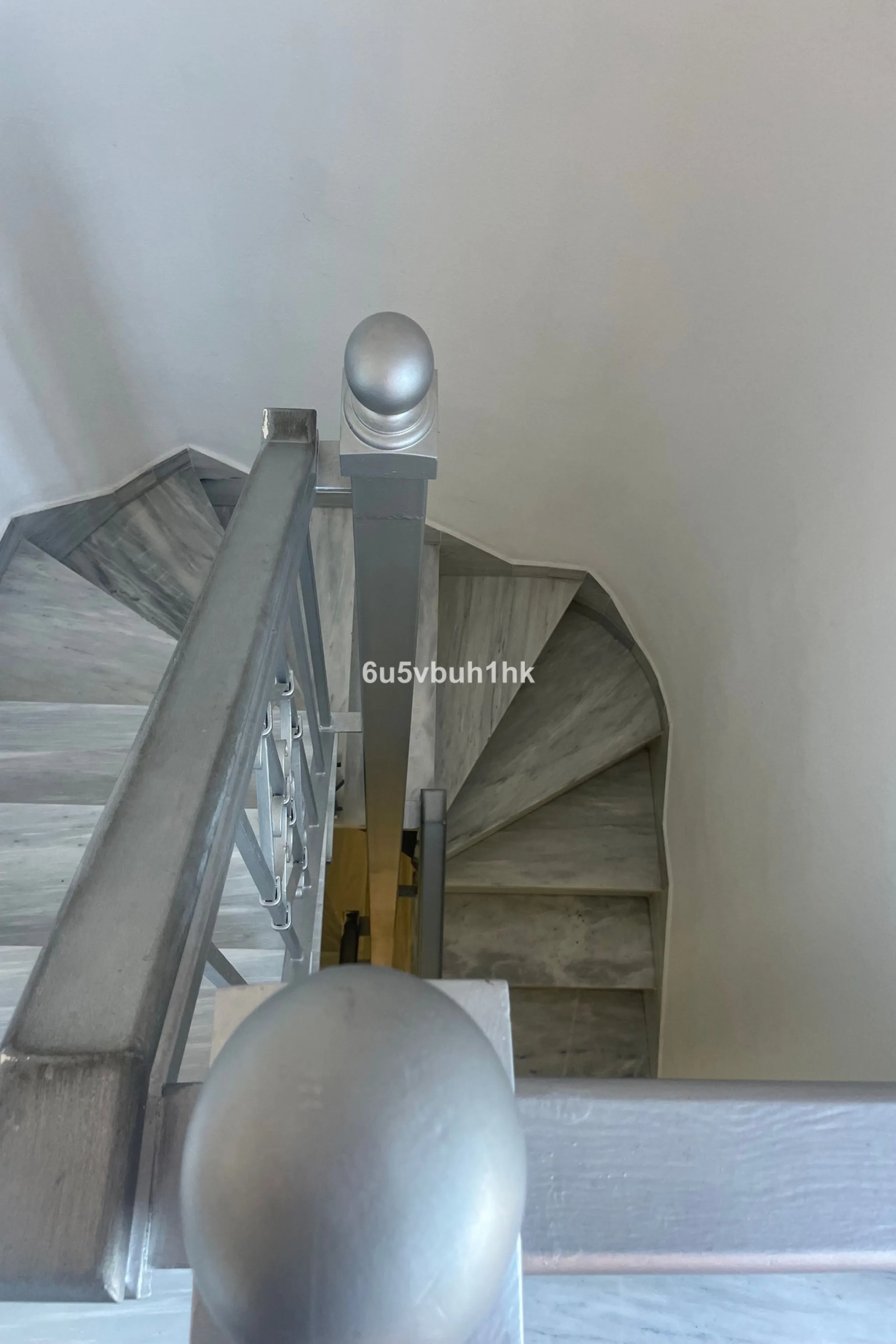 South facing townhouse on the New Golden Mile, between San Pedro de Alcantara and Estepona, located close schools, golf courses, restaurants, and the iconic Puerto Banus. Estepona and Marbella are also easily accessible. In a residential area that is secu
