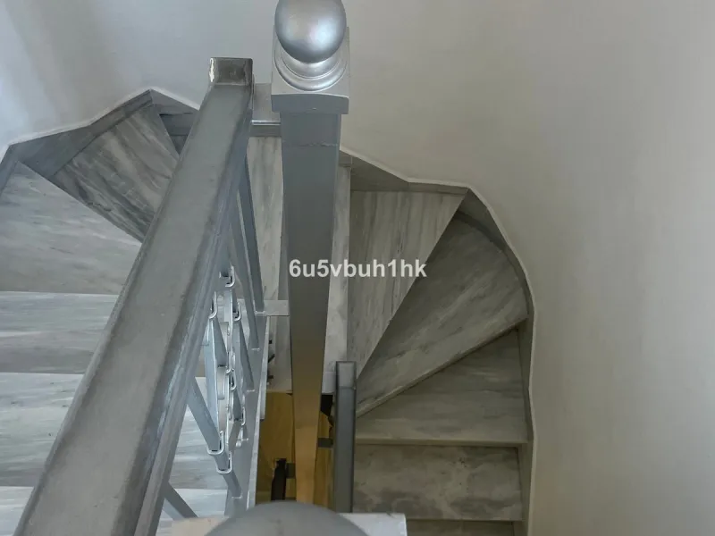 South facing townhouse on the New Golden Mile, between San Pedro de Alcantara and Estepona, located close schools, golf courses, restaurants, and the iconic Puerto Banus. Estepona and Marbella are also easily accessible. In a residential area that is secu