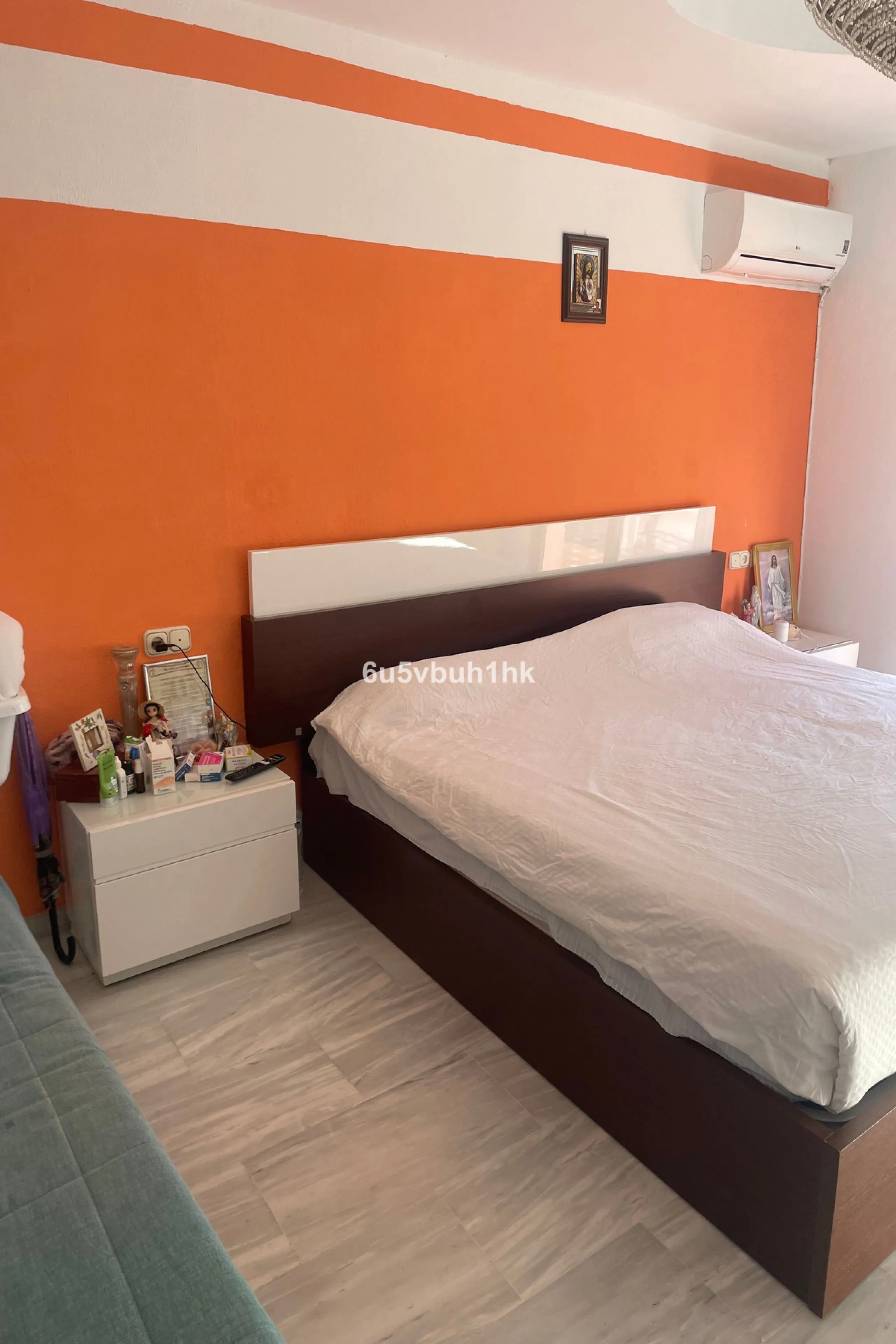 South facing townhouse on the New Golden Mile, between San Pedro de Alcantara and Estepona, located close schools, golf courses, restaurants, and the iconic Puerto Banus. Estepona and Marbella are also easily accessible. In a residential area that is secu
